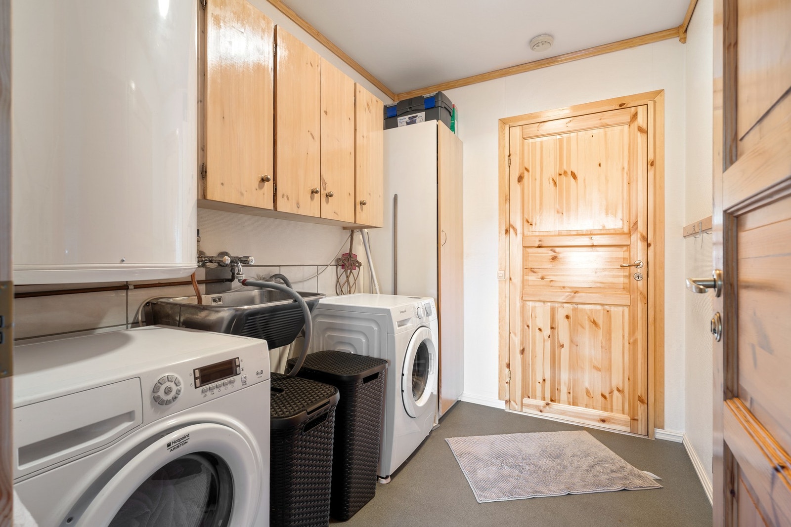 Separat vaskerom med opplegg til vaskemaskin, utslagsvask og varmtvannsbereder. Galleribilde