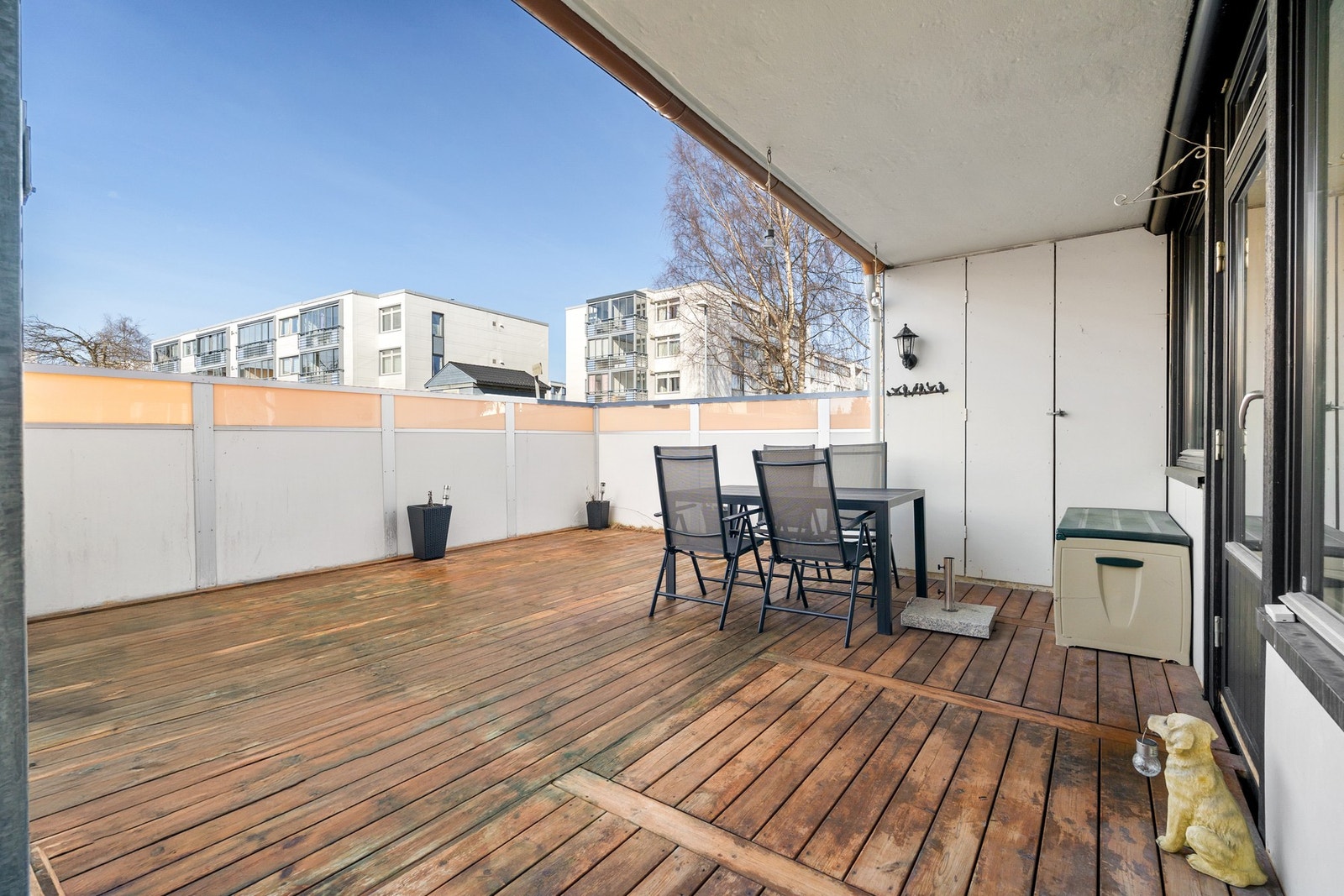 Fra stuen er det utgang til en stor, vestvendt terrasse. Galleribilde