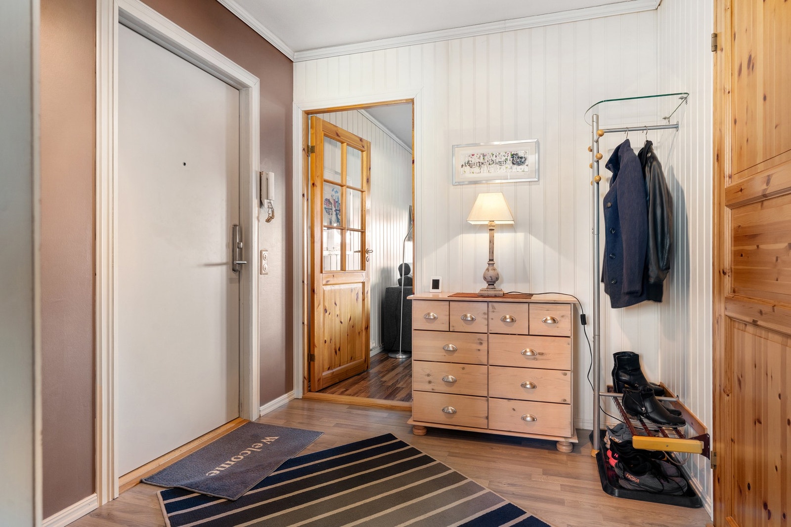 Romslig entré med plass til oppheng av yttertøy. Galleribilde