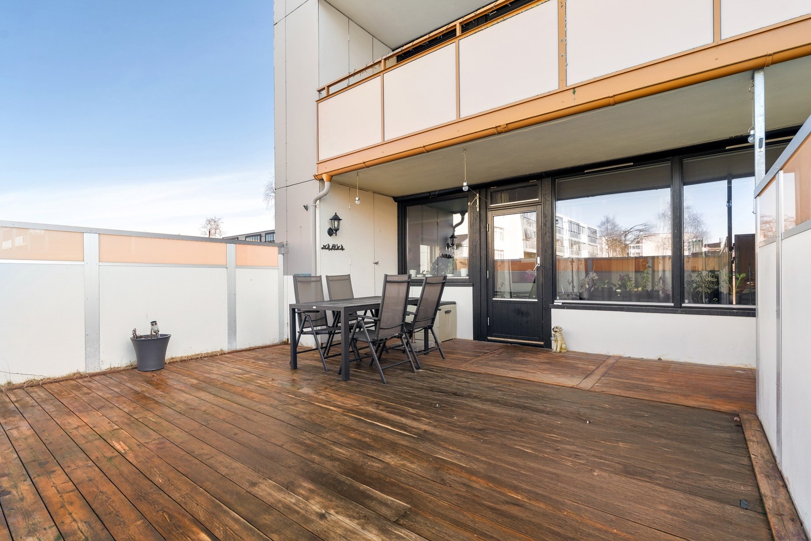 Her er det god plass til ønsket utemøblement. Galleribilde