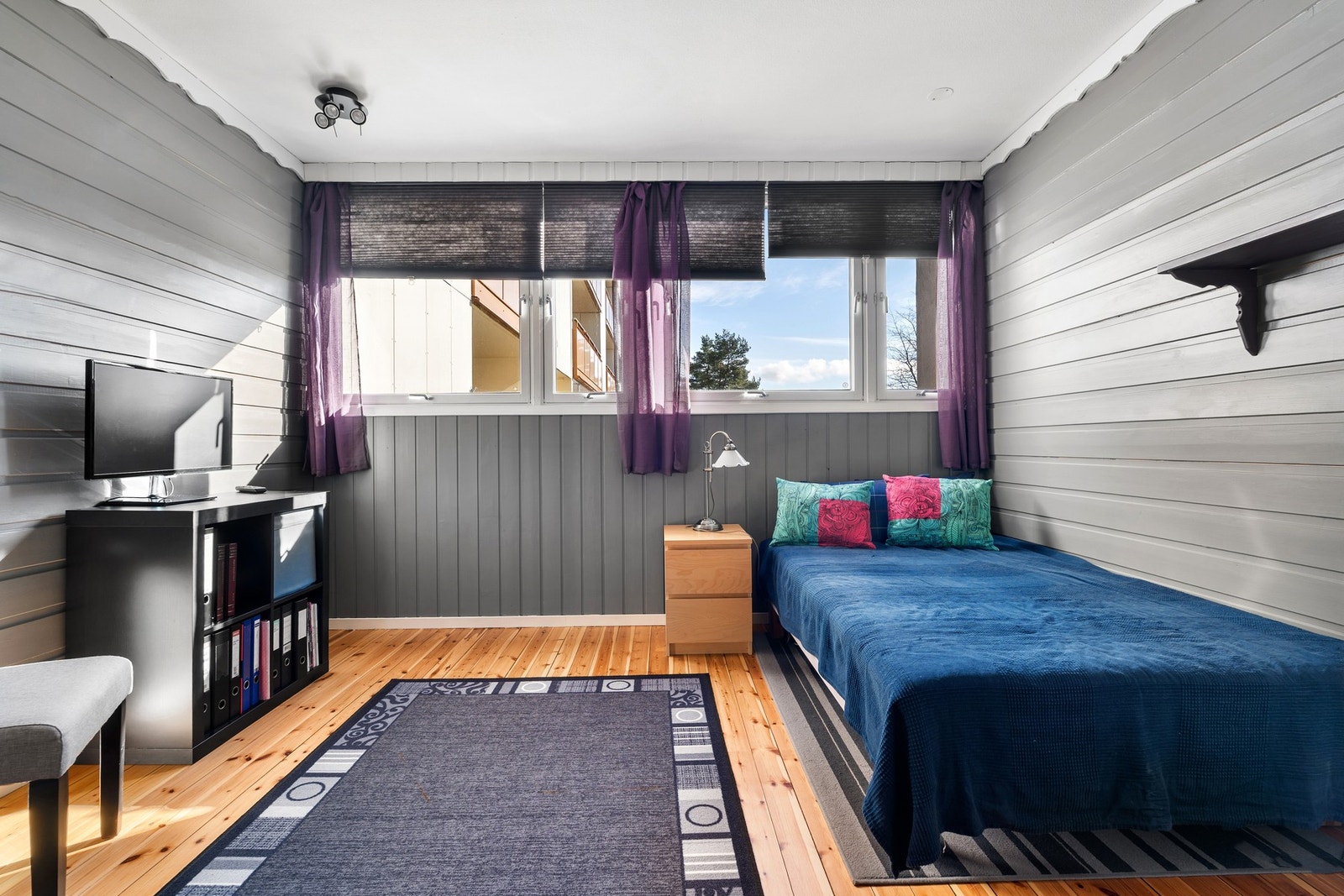 Romslig soverom på 14m². Dette soverommet kan deles inn i to mindre soverom. Galleribilde