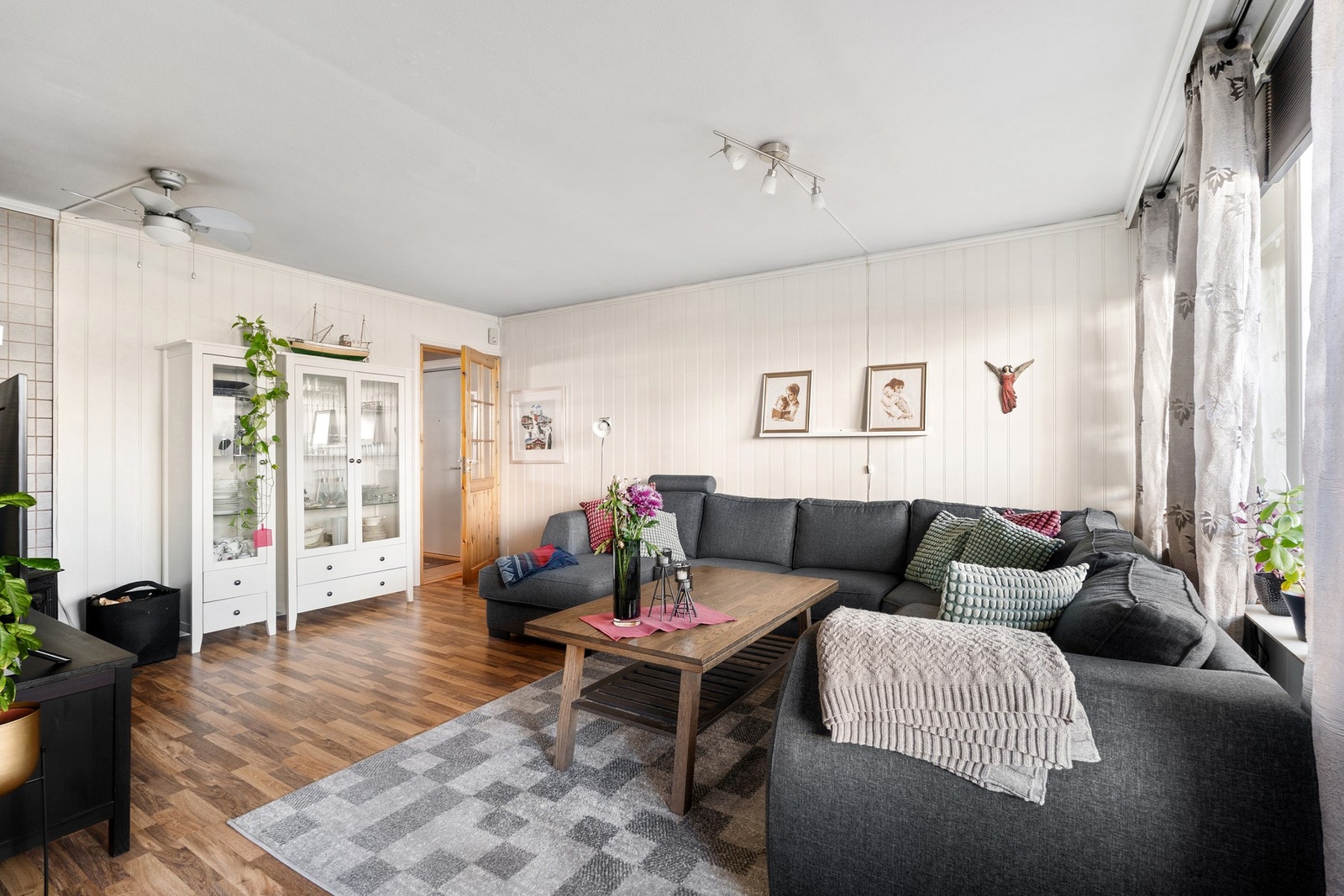 Stuen har en praktisk planløsning med plass til flere sittegrupper. Galleribilde