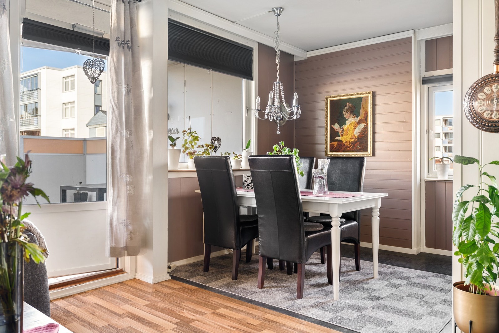 Mellom stue og kjøkken er det plass til et langbord til sosiale sammenkomster. Galleribilde