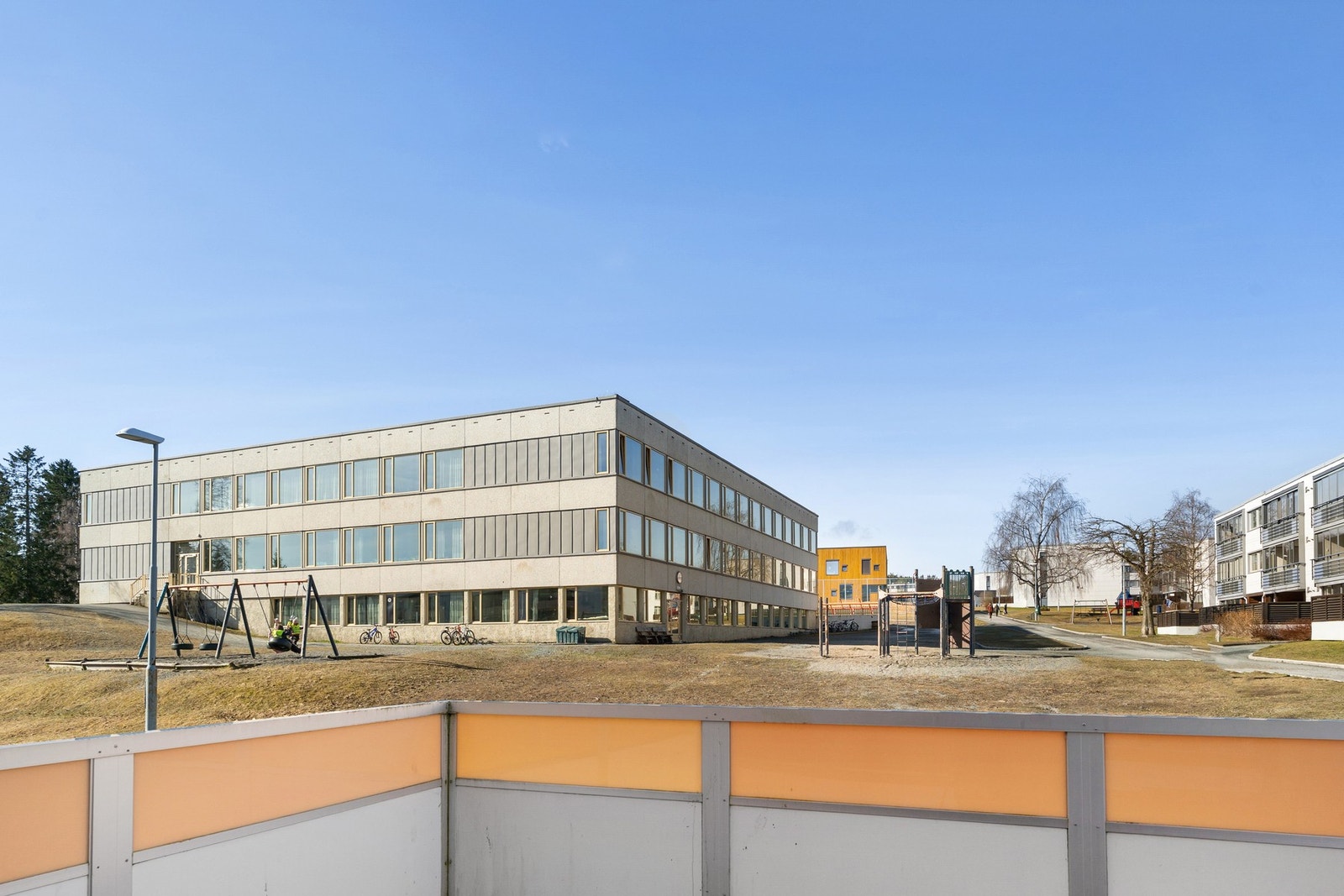 Særdeles barnevennlig område med barnehage, skole og metrobuss i gangavstand. Galleribilde