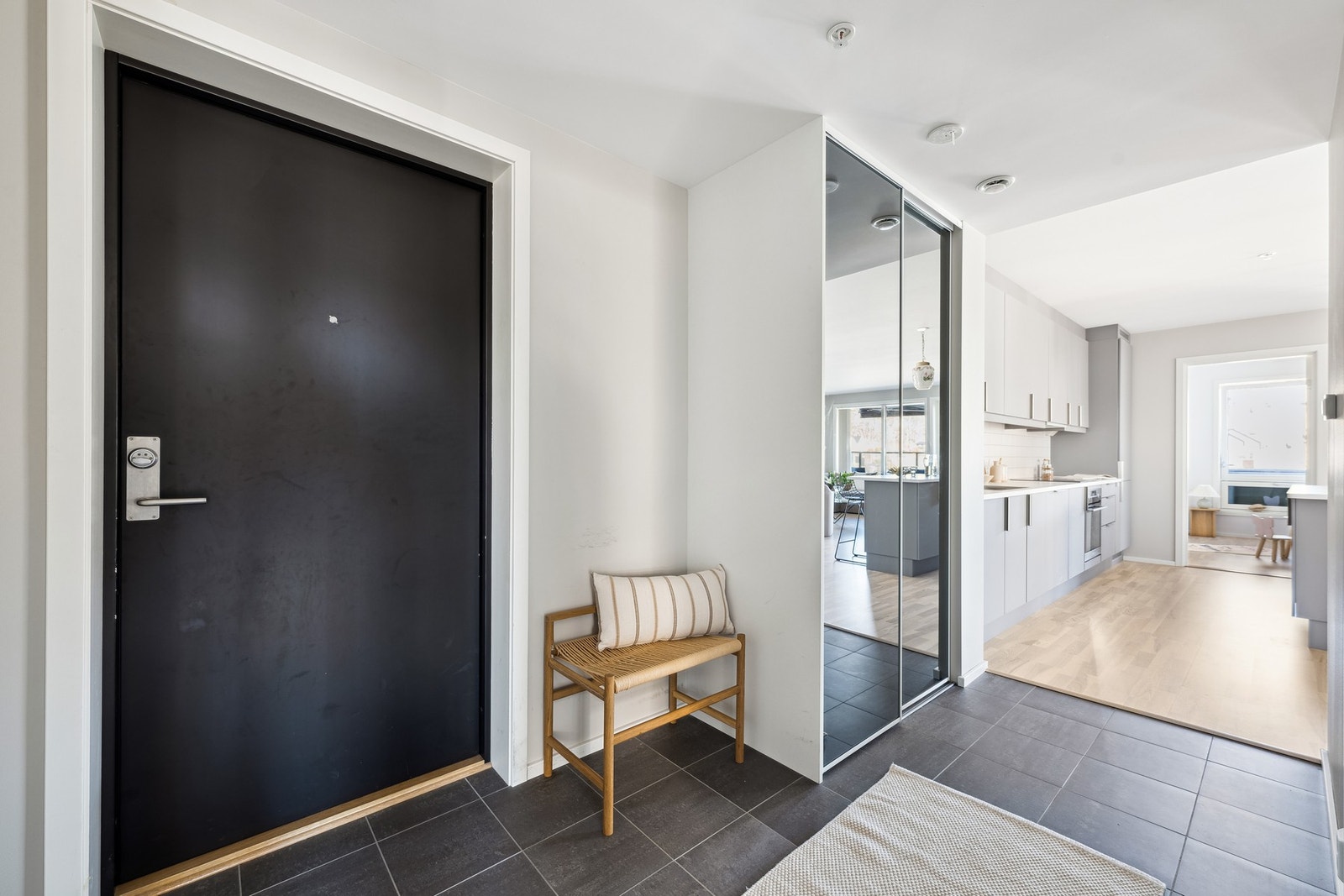 En skyvedørsgarderobe gir praktisk plass til sko og yttertøy. Galleribilde