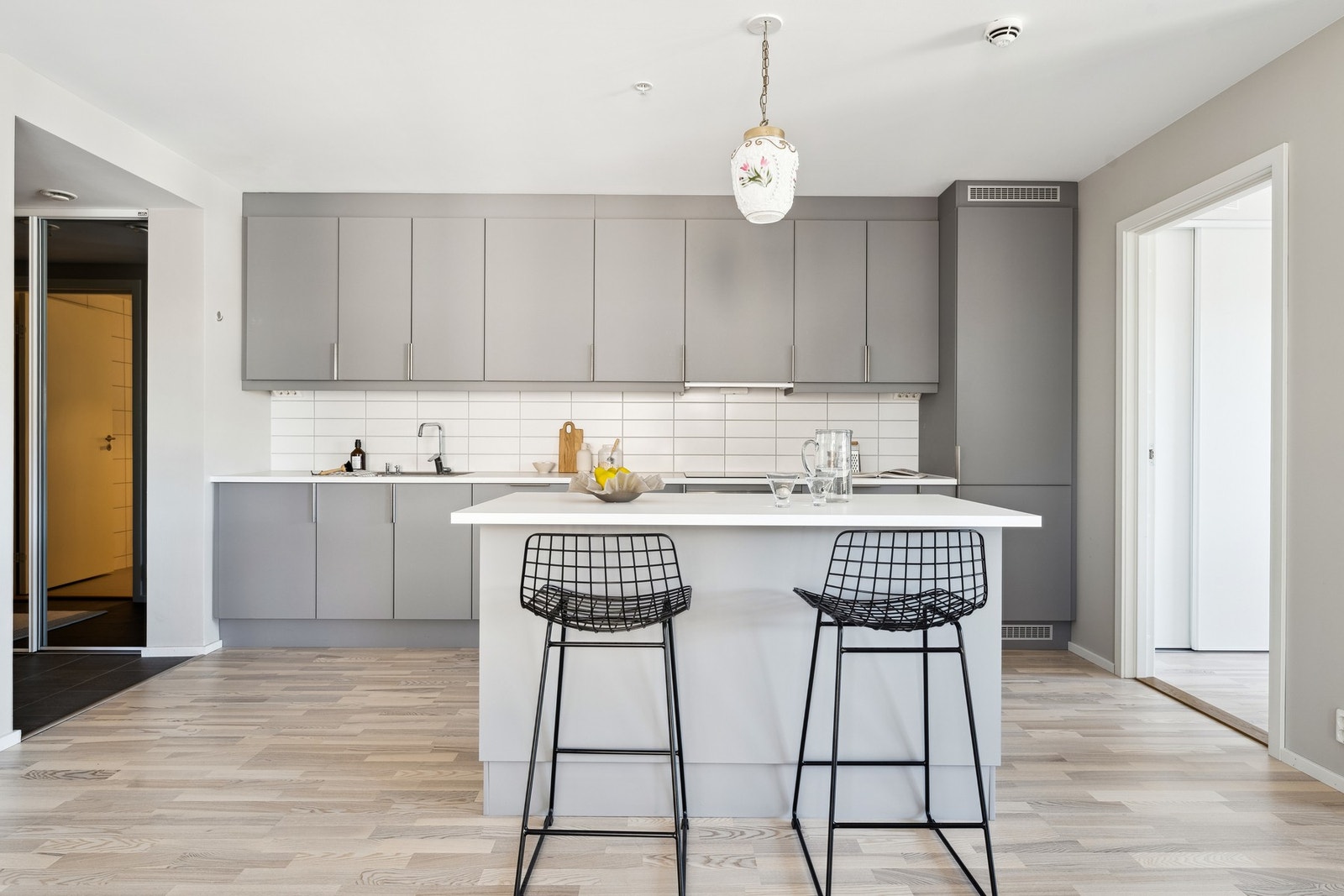 Det er rikelig skap- og benkeplass. Hvitevarene er integrerte. Galleribilde