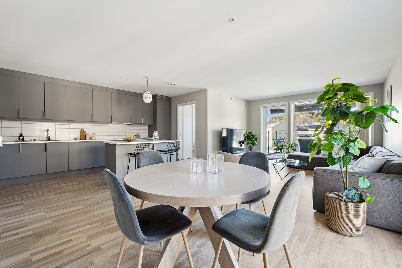 Planløsningen er gjennomtenkt med plass til ulike soner i oppholdsrommet. Galleribilde