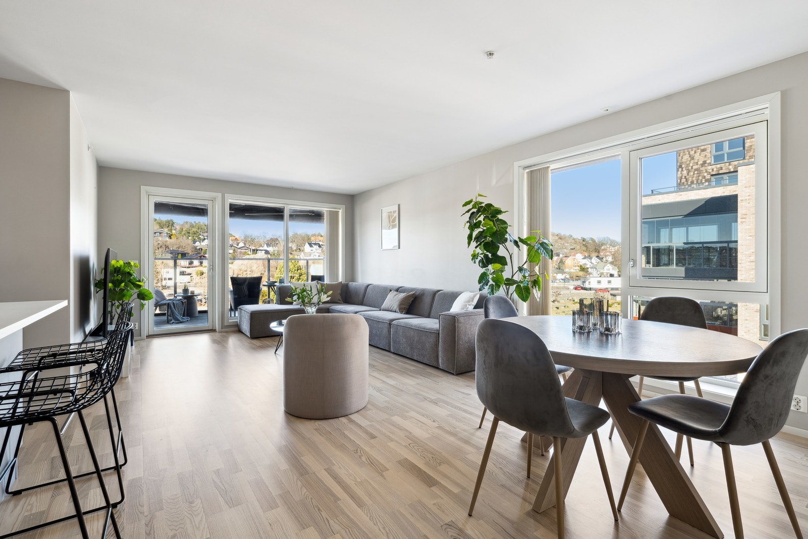 Store vinduer gir godt med dagslys, utgang til balkong fra stue Galleribilde