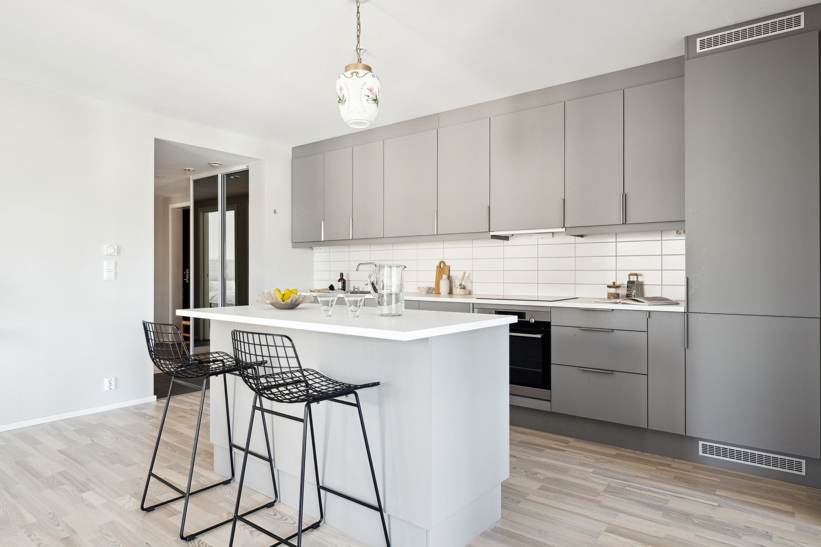 Praktisk kjøkken med kjøkkenøy for ekstra arbeidsplass Galleribilde