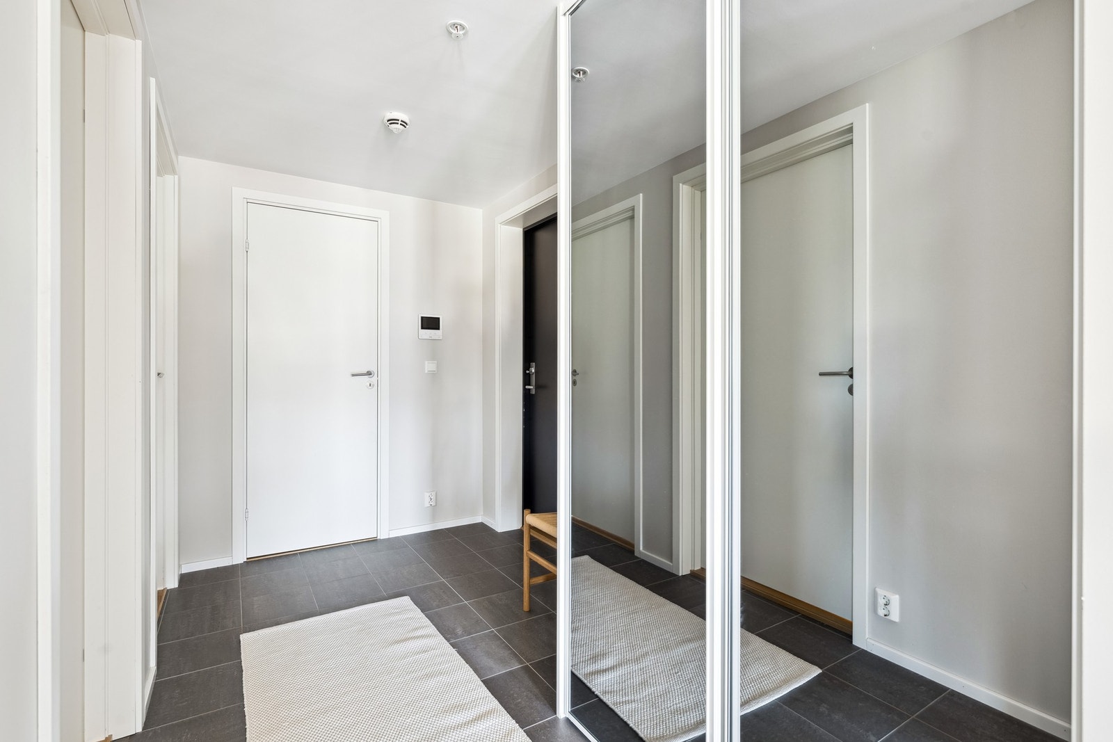 Adkomst til 5. etasje med heis. Entreen i leiligheten er romslig. Galleribilde
