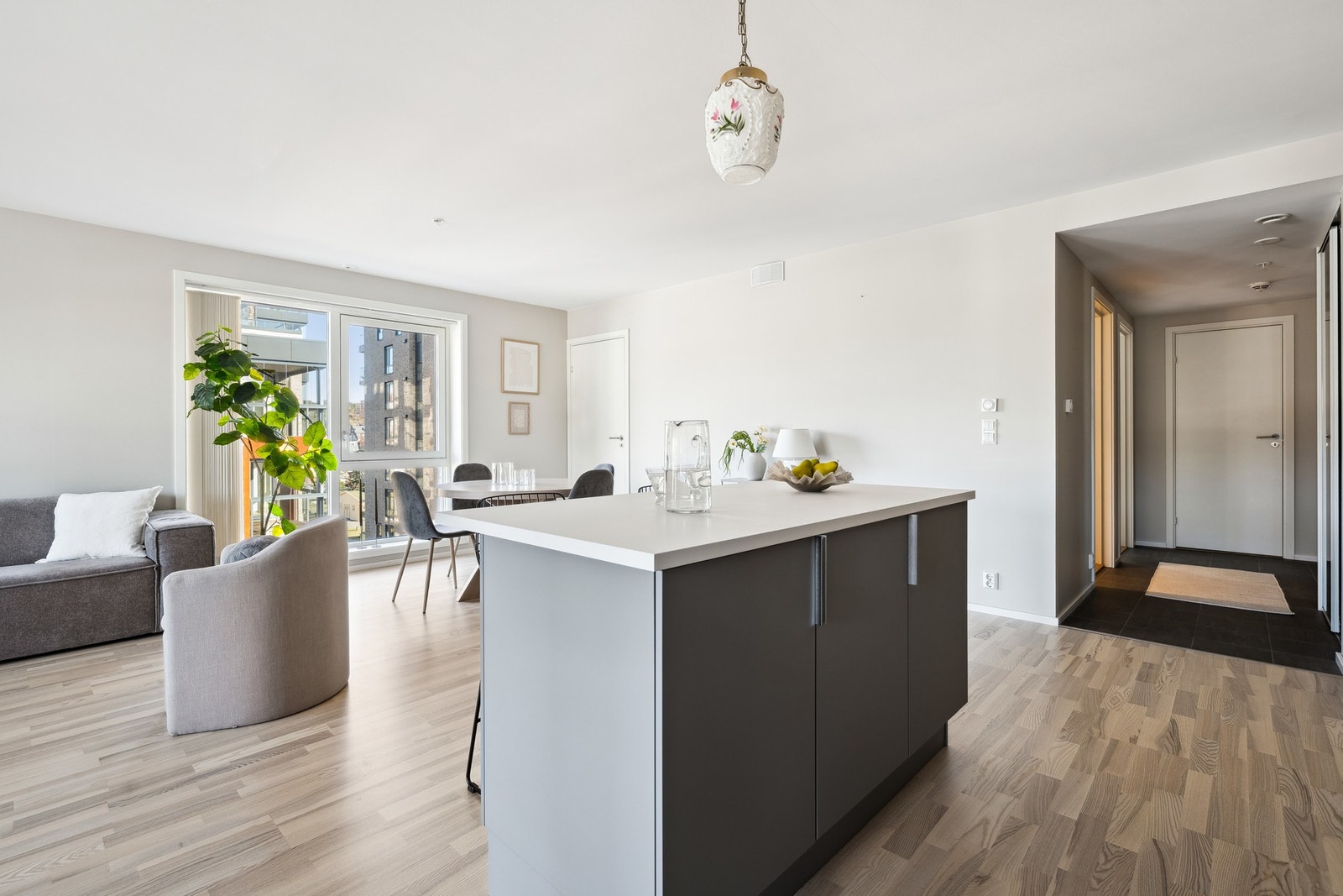 Store vinduer slipper inn godt med lys Galleribilde