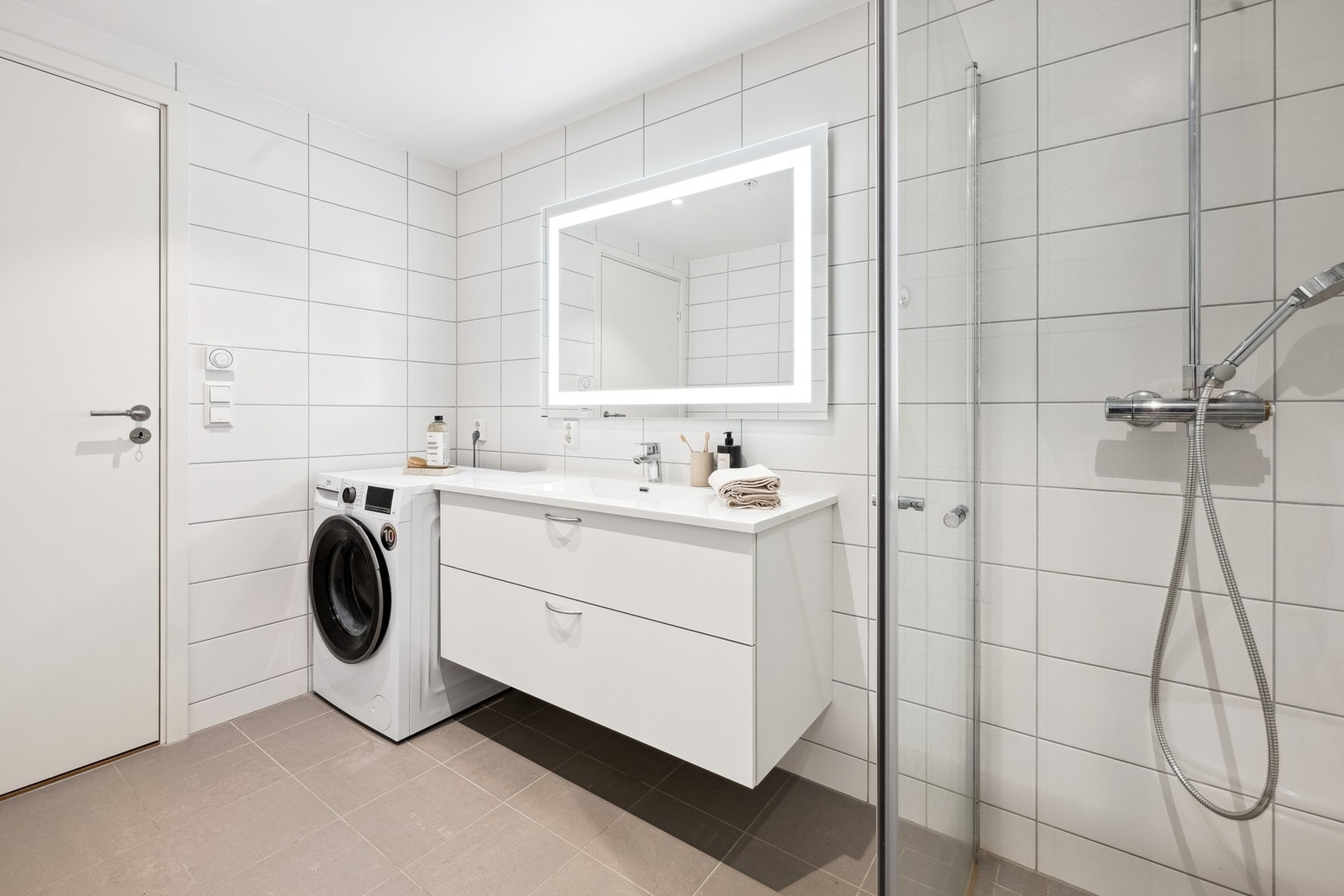 Det er integrert belysning i speilet. God oppbevaringsplass i romslige baderomsskuffer. Galleribilde