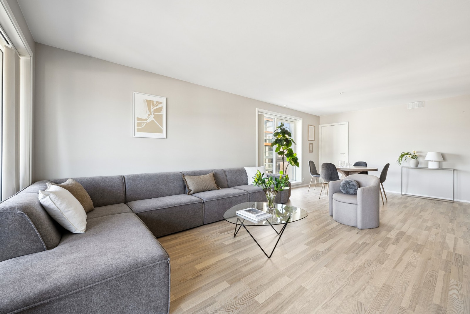 Det er vannbåren varme i gulvene og oppvaming er inkludert i felleskostnadene Galleribilde