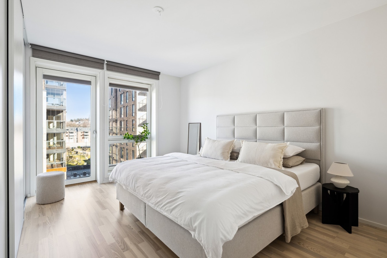 Lyst og stort hovedsoverom med skyvedørsgarderobe. Galleribilde