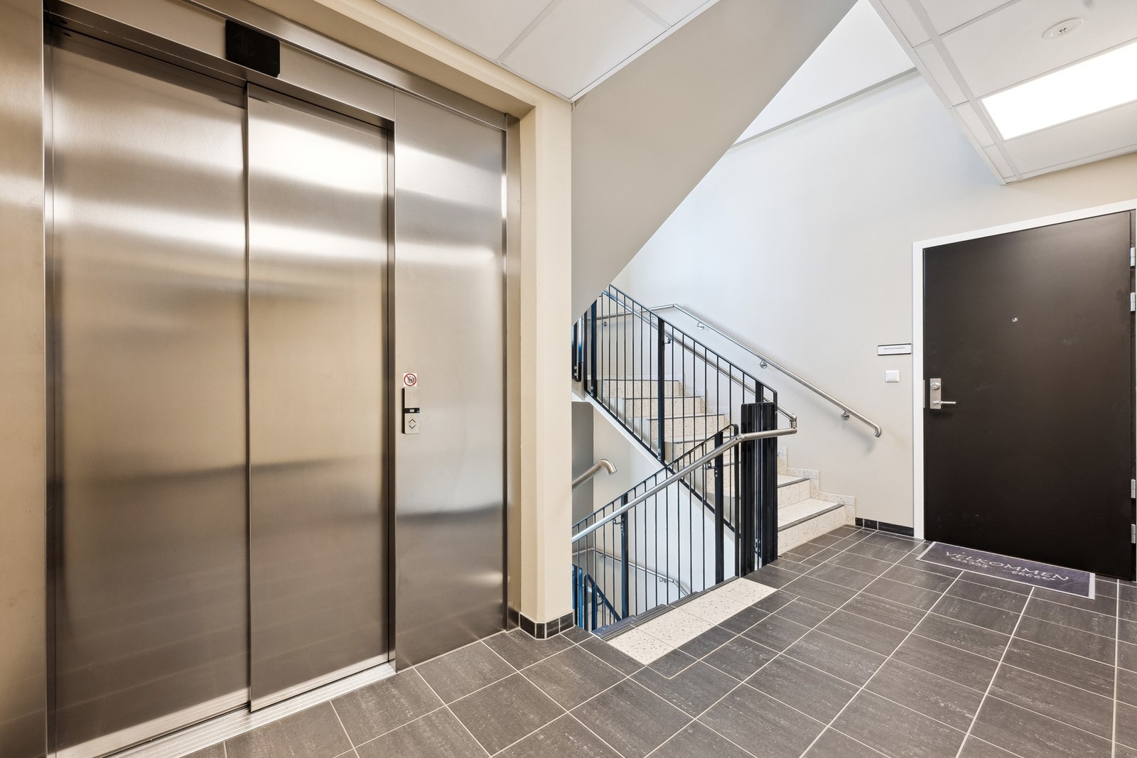 Heisen går helt fra garasjeanlegget i kjelleren hvor det medfølger garasjeplass- og opp til leiligheten i 5. etasje. Galleribilde