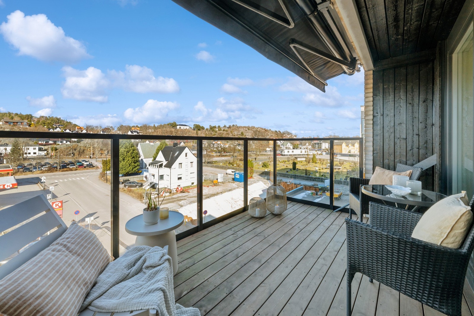 Balkongen er delvis overbygd og har en praktisk markise for solskjerming. Galleribilde