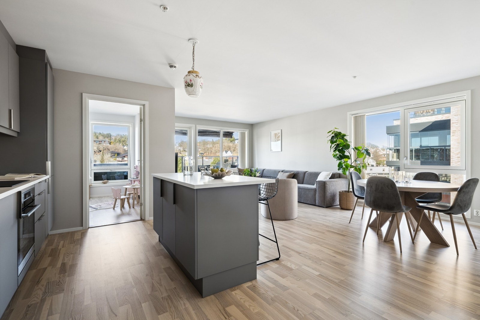 Lys og romslig kjøkken med åpen planløsning mot stue Galleribilde