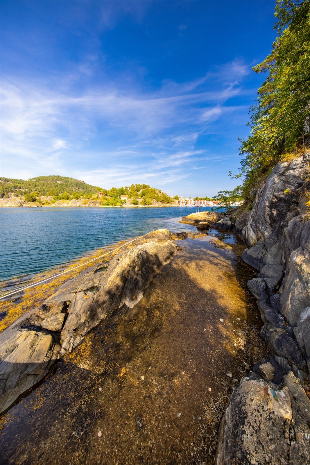 Øst for brygga er det fint badeområde, langgrunt og lunt plassert på innsiden av svaberg. Tomtens fjerde grensebolt ligger omtrent i enden av denne badeplassen. Galleribilde