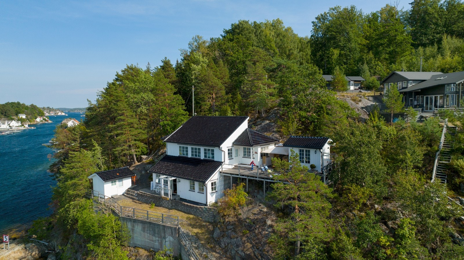 Fritidsboligen er oppført i 2001 og går over tre plan. Galleribilde