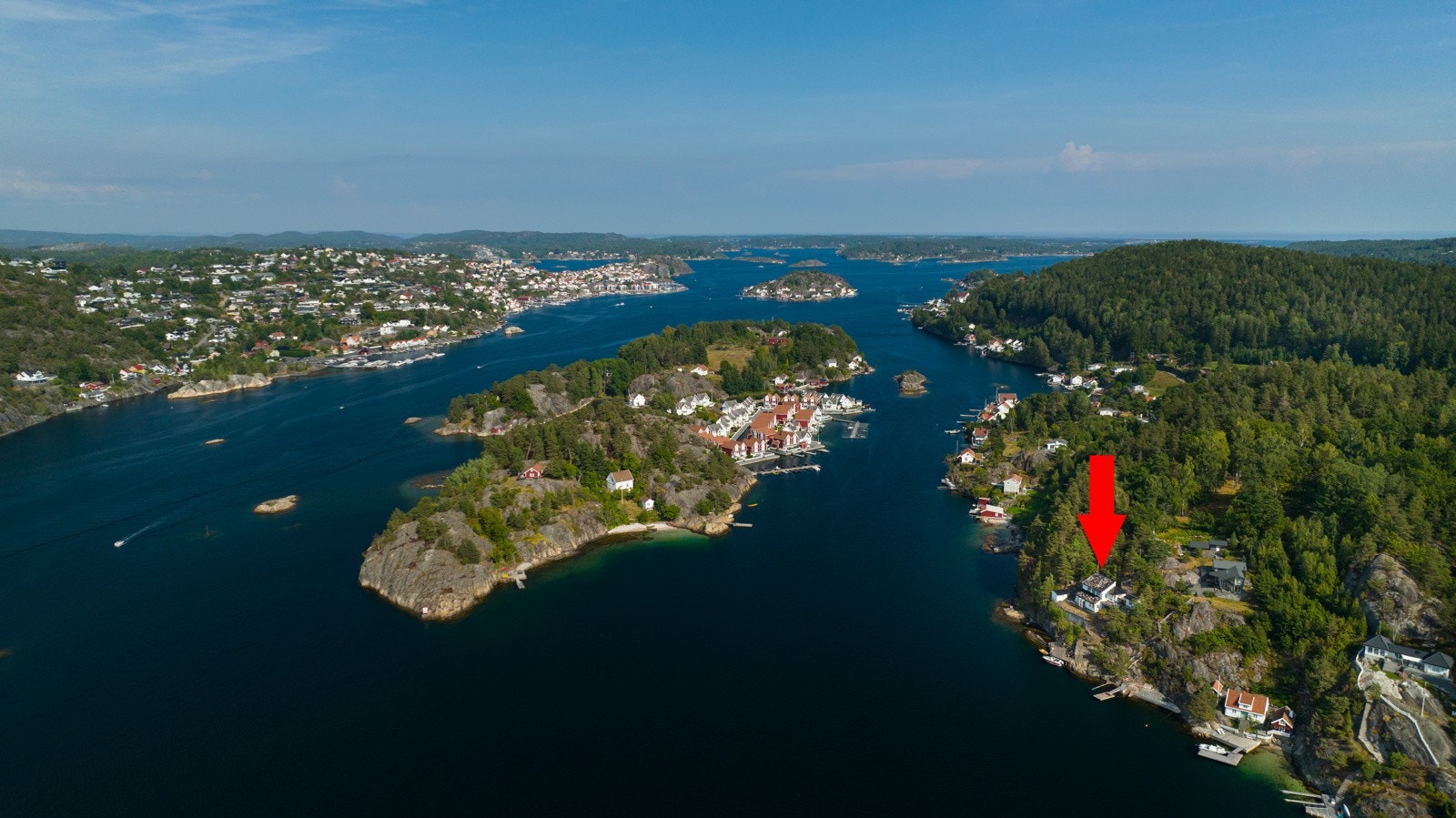 Tåtøy ligger rett utenfor Kragerø sentrum, og med egen båt bruker du ca. 7-8 minutter inn til sentrum. Galleribilde