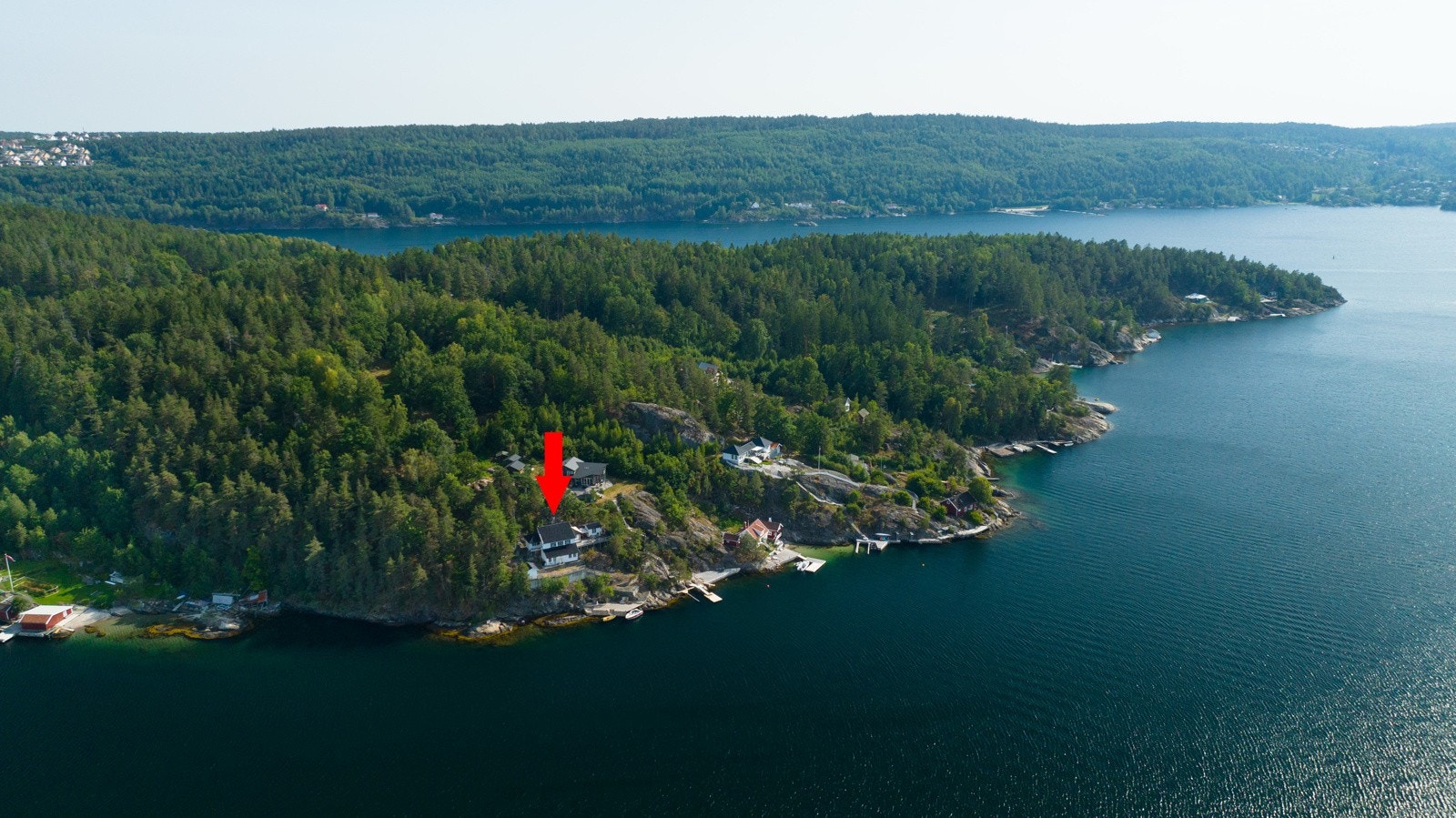 Sør for Tåtøy ligger Stabbestad og Kragerø Resort. Det tar ca. 3-4 minutter med båt over til Kragerø Resorts Beach Club. Galleribilde
