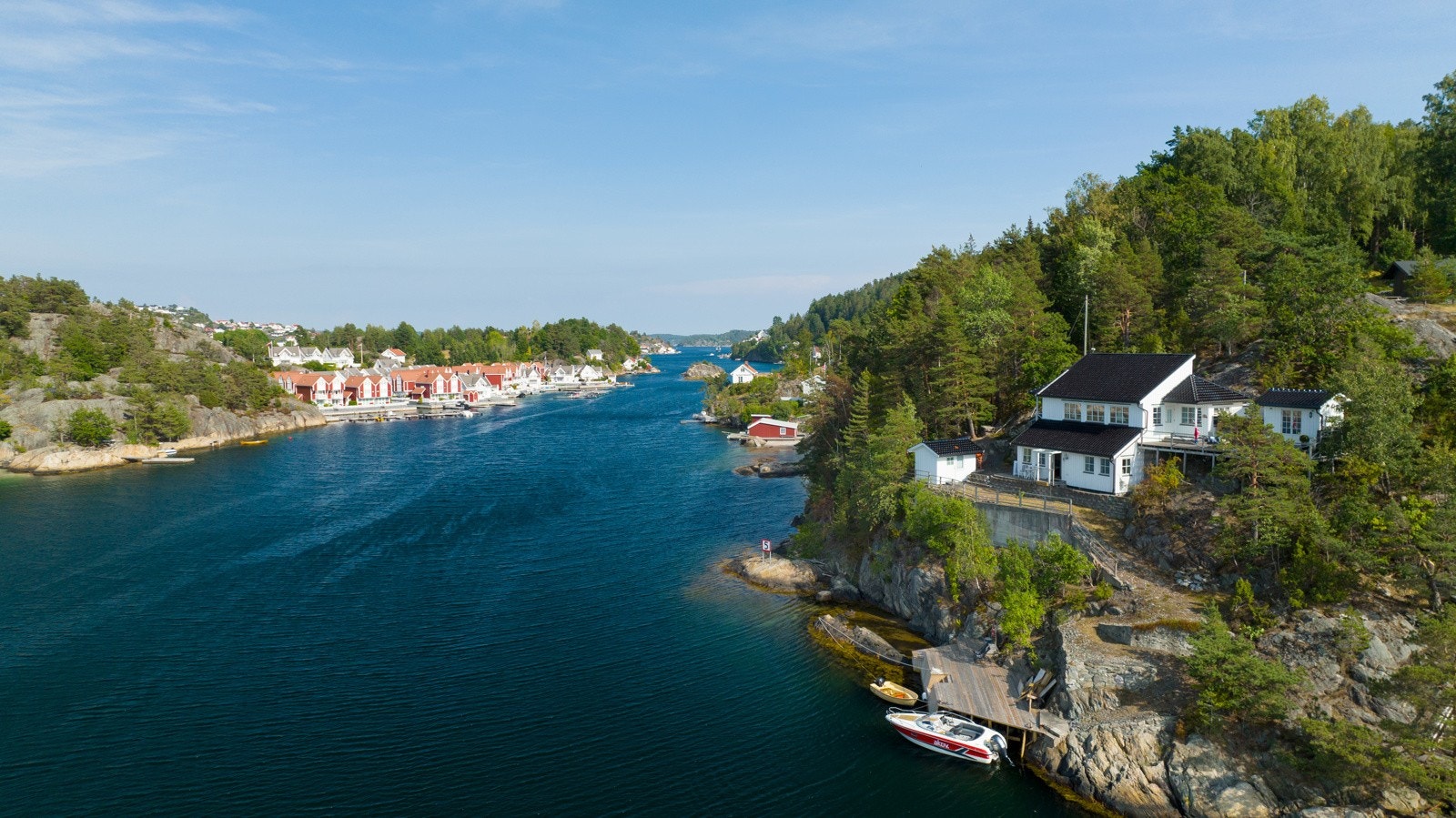 Tomten er skrånende fra sør mot nord, med fritidsboligen plassert øverst i terrenget med god utsikt til sjøen. Galleribilde