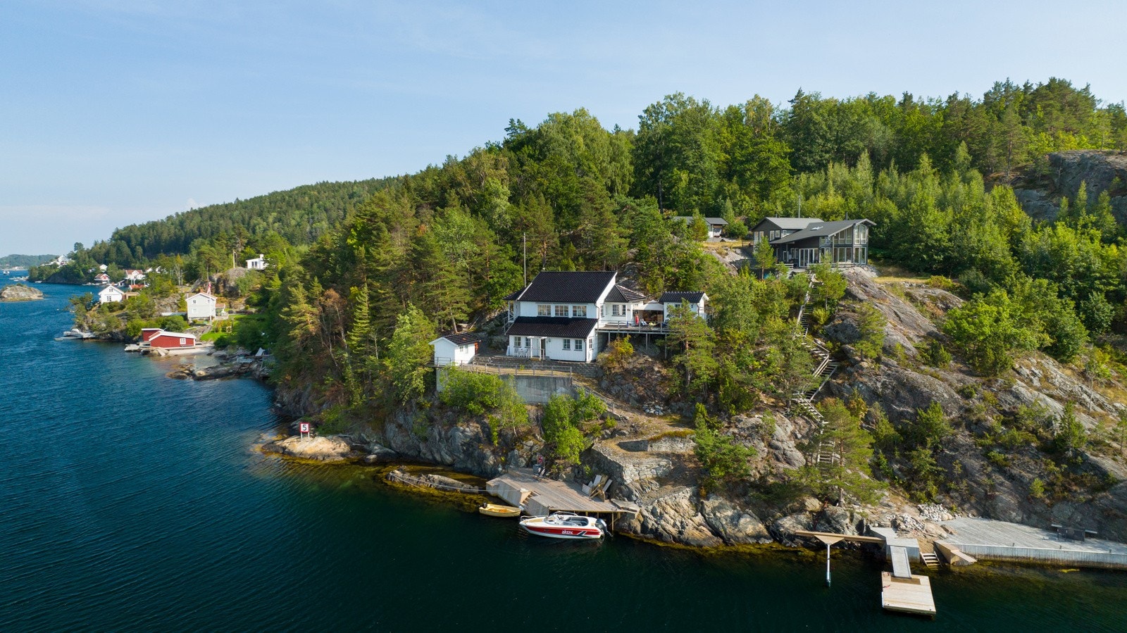 Det er eiet tomt. Tomten er boltet, men ikke oppmålt så arealet er usikkert. Anslått areal er ca. 900 m². Galleribilde