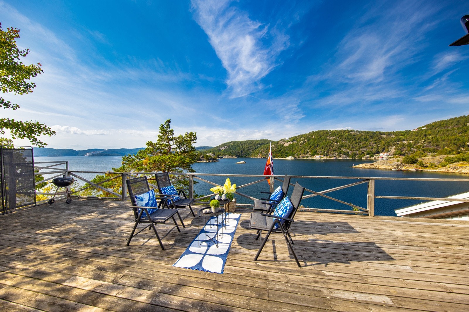 Her er det uteplass i form av stor terrasse mellom hytta og annekset. Galleribilde