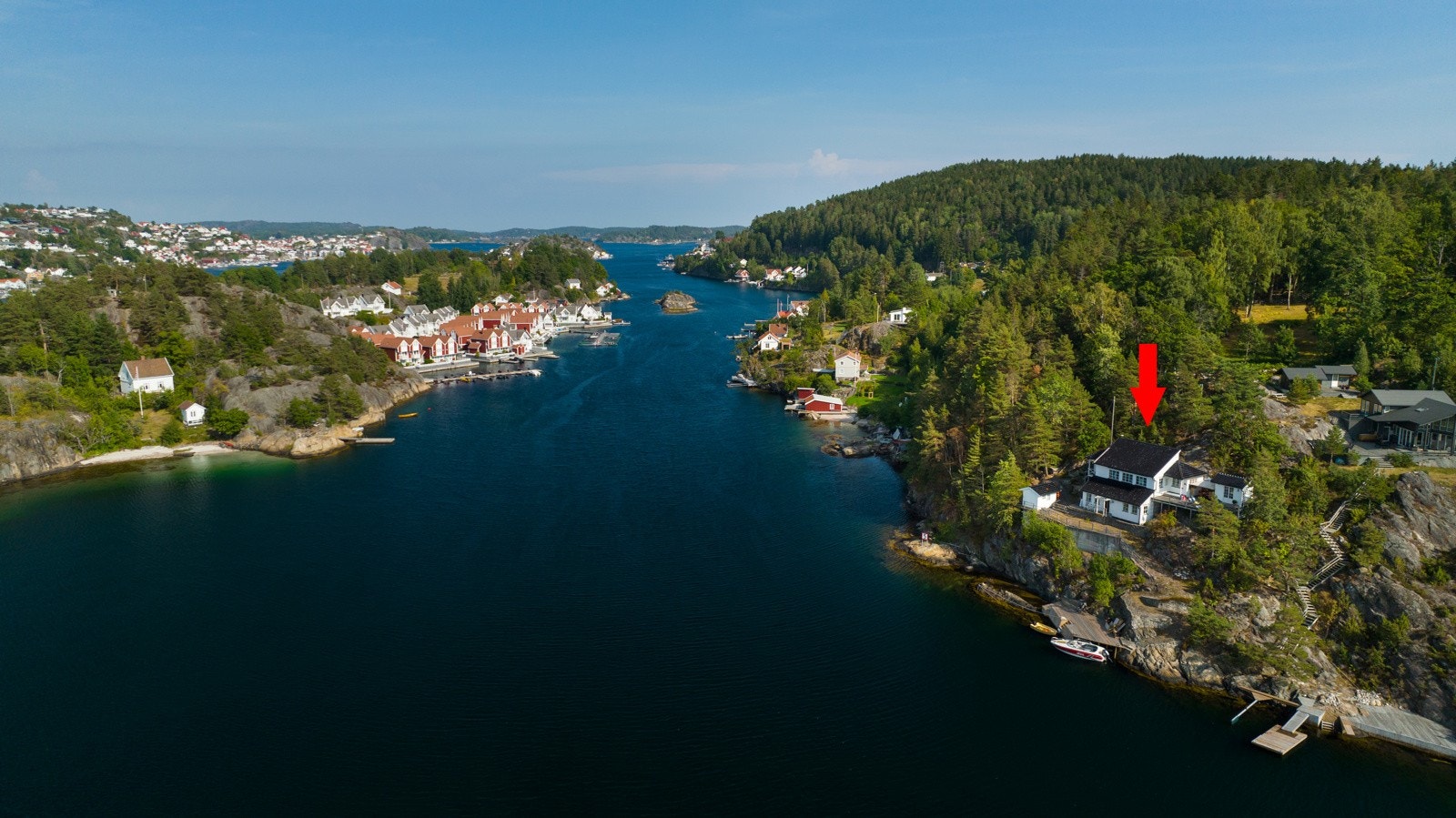 Eiendommen består av hytte, uthus og anneks. Disse ble bygd tidlig 2000-tall og erstattet bebyggelse fra 60-tallet. Galleribilde