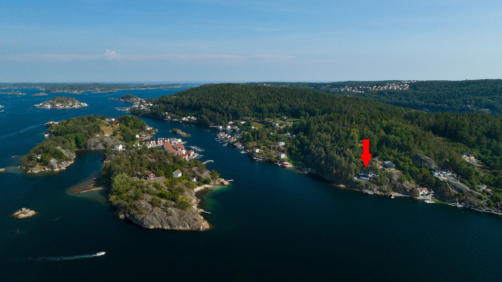 Tåtøy er en stor og flott øy. De siste årene er det opparbeidet flotte turstier, joggeløyper og sykkelstier på øya. Galleribilde