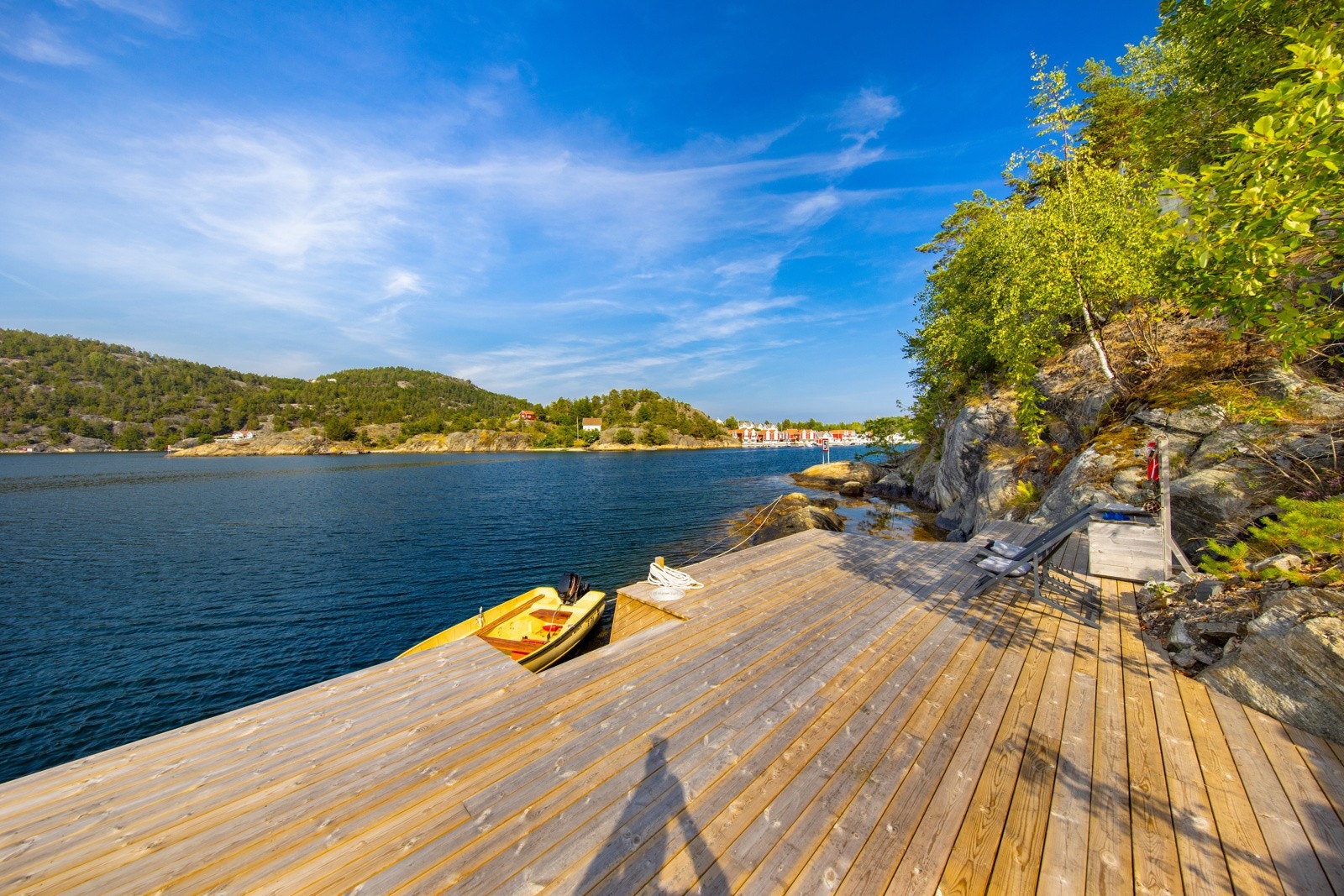 Eiendommen ligger på nordvestre del av Tåtøy, med egen strandlinje og brygge. Galleribilde