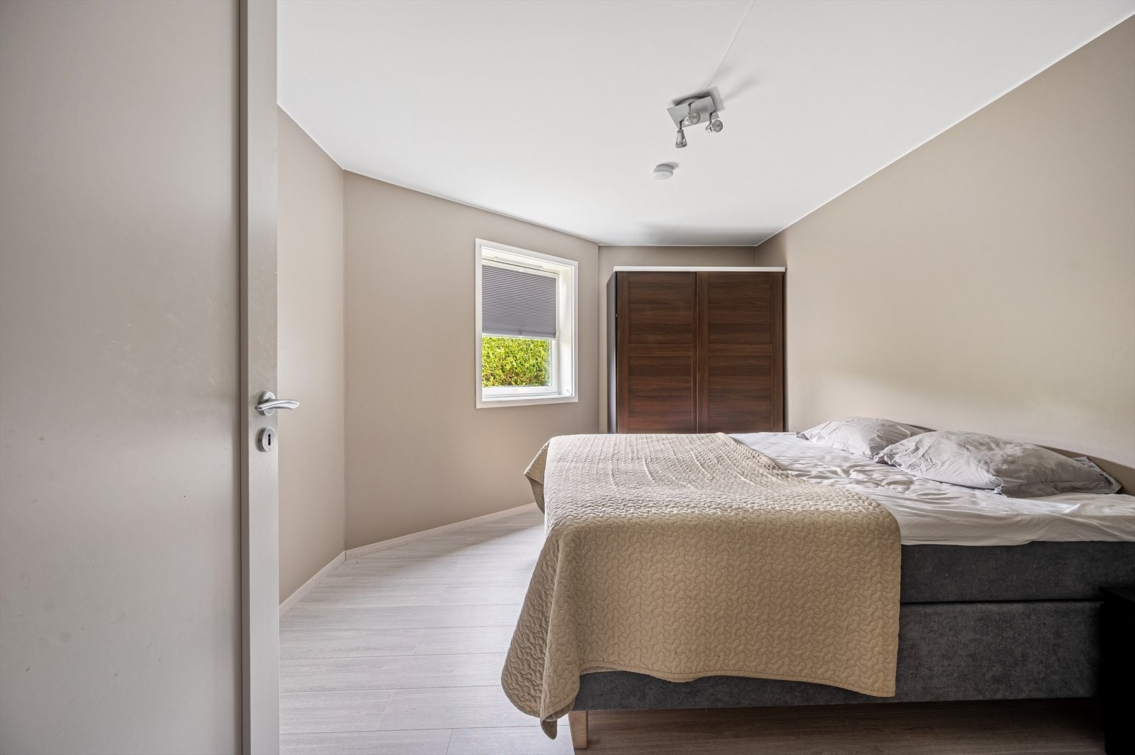 Leiligheten har to soverom - hovedsoverommet har god plass til både dobbelseng og garderobeskap. Galleribilde