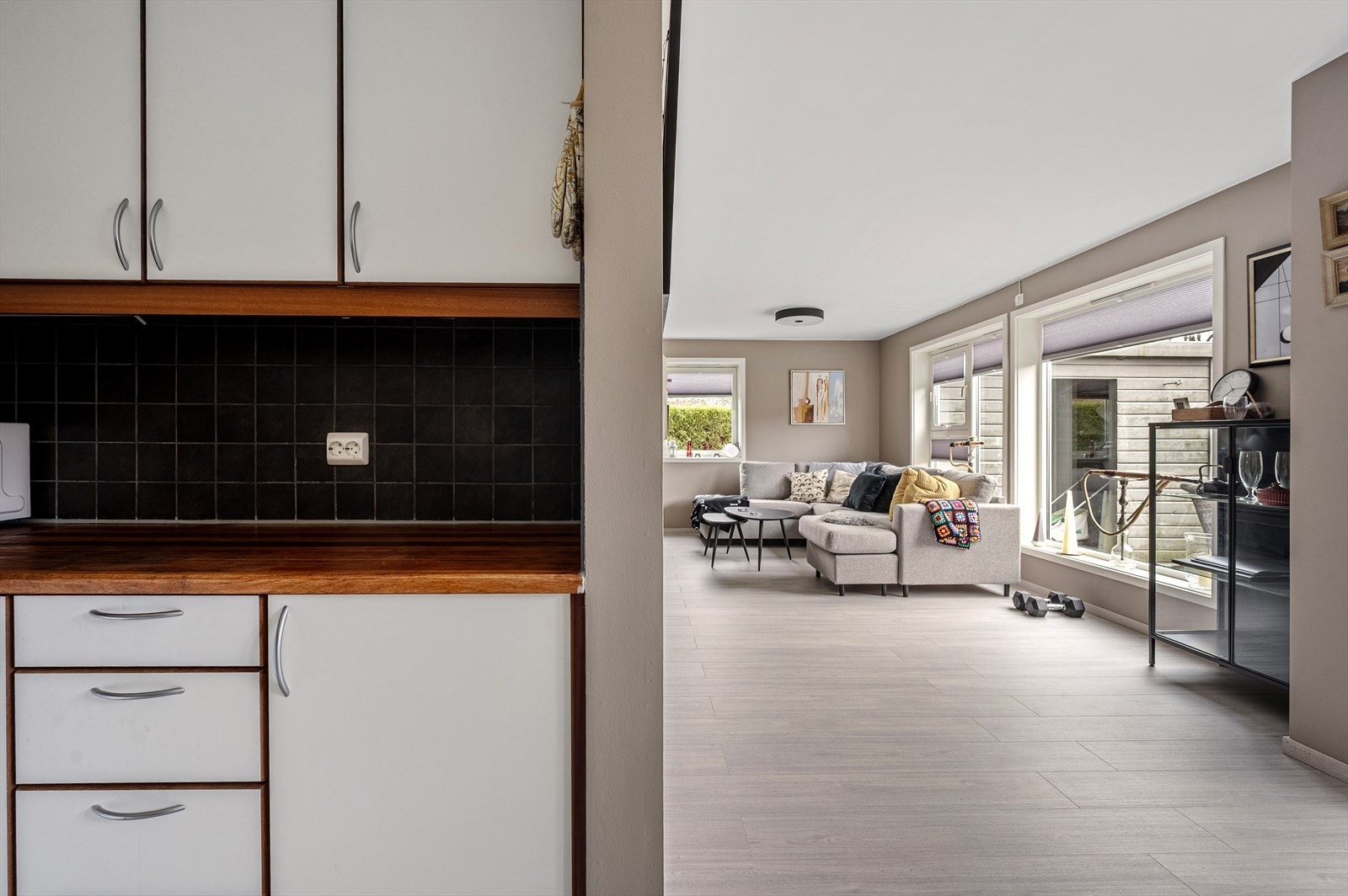 Kjøkkenet er åpent, men likevel litt tilbaketrukket fra stuen - en fin balanse mellom sosialt samvær og praktisk matlaging. Galleribilde