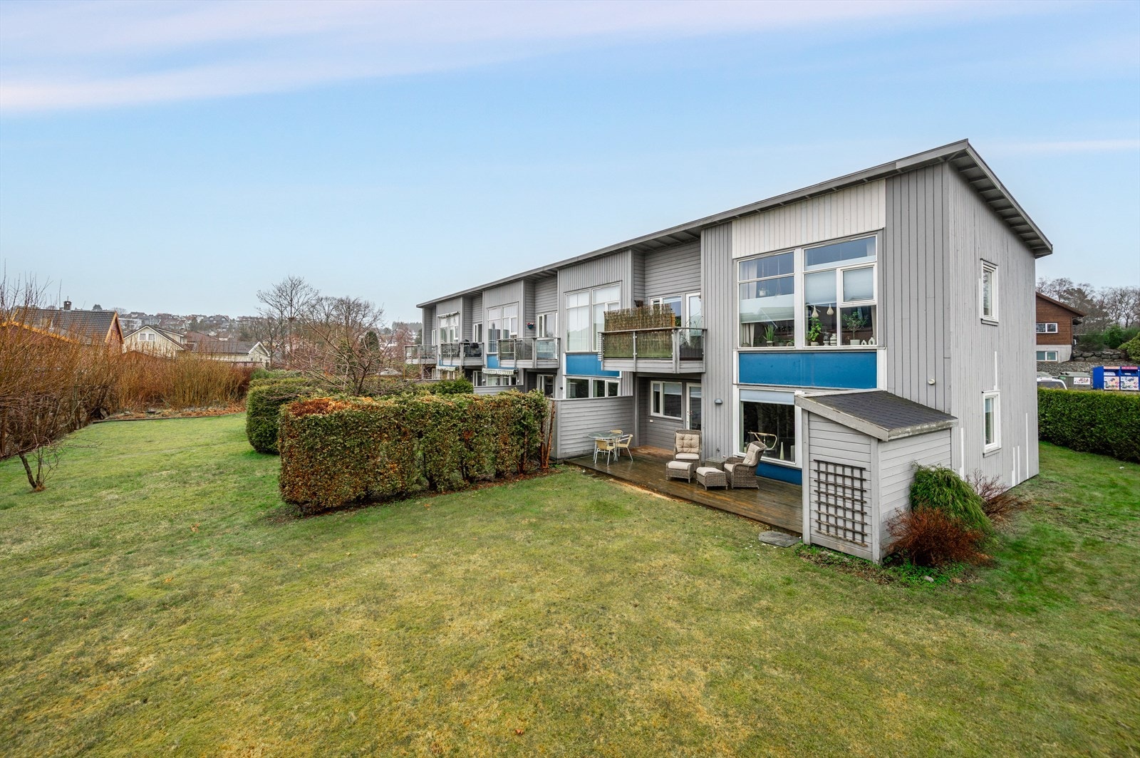 Sørvestvendt terrasse og hage med sol fra formiddag til kveld - perfekt for late sommerdager. Praktisk utebod for ekstra lagringsplass. Galleribilde