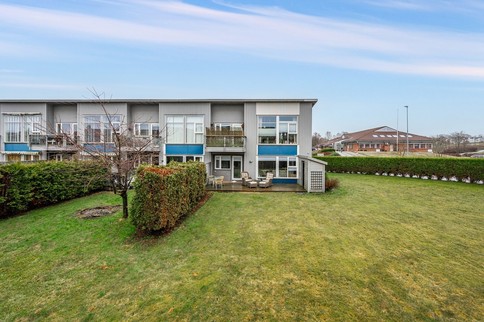 Stort, solrikt uteområde - perfekt for avslapning og utendørs aktiviteter. Galleribilde