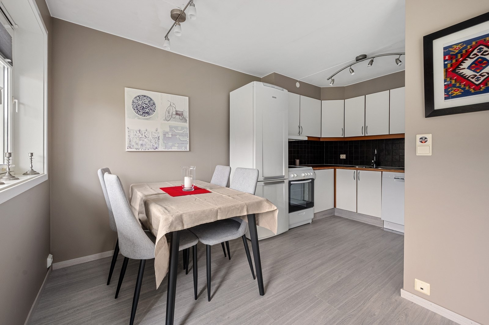 Praktisk kjøkken med god skapplass, perfekt for både matlaging og oppbevaring. Galleribilde