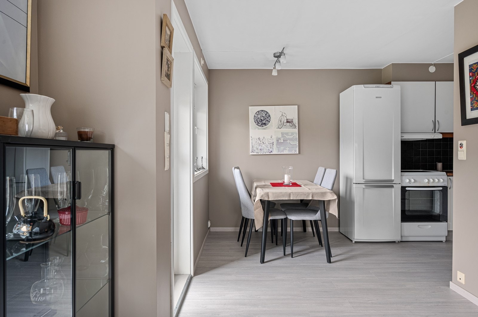 Åpen stue-/kjøkkenløsning med plass til spisebord i kjøkkendelen. Hvitevarene på kjøkkenet medfølger handelen. Galleribilde