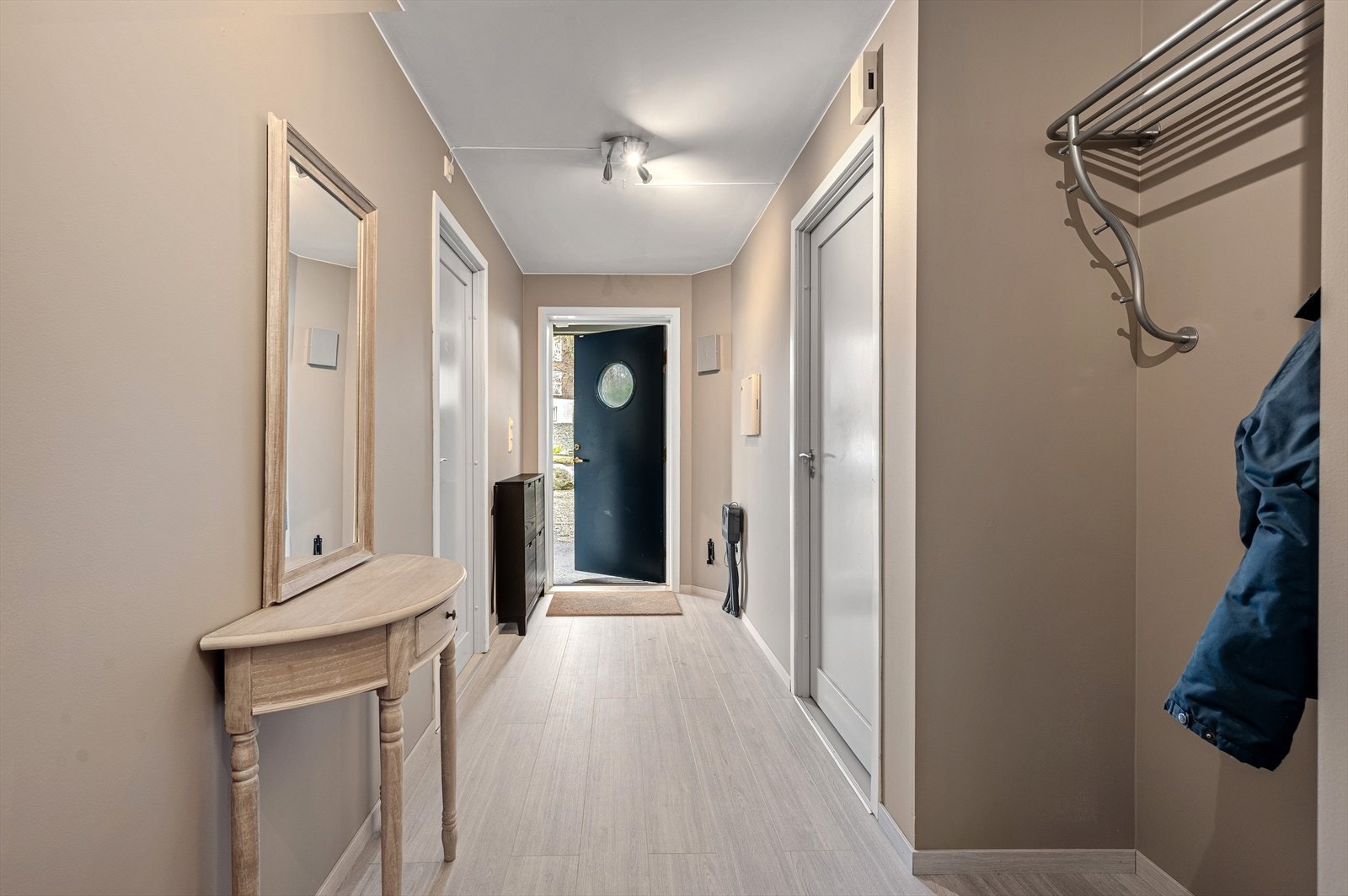 Velkommen inn! En åpen og lys gang med plass til både jakker og sko. Galleribilde