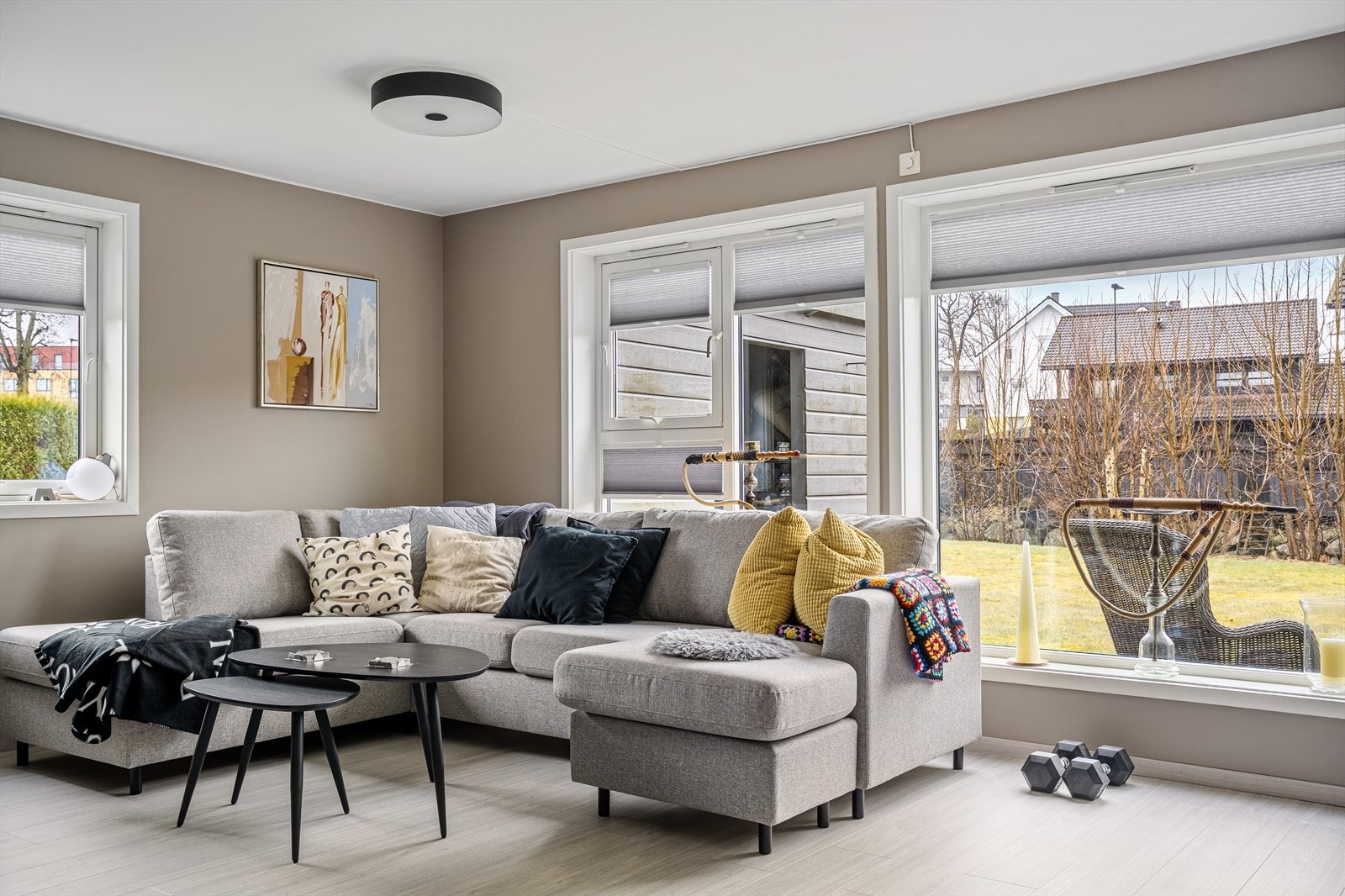 En romslig og innbydende stue med stilrene farger og store vindusflater - perfekt for hyggelige stunder med familie og venner. Galleribilde