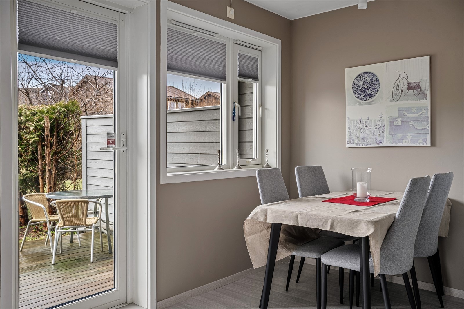 Kjøkkenet har plass til spisebord, med direkte utsyn og utgang til terrassen. Galleribilde