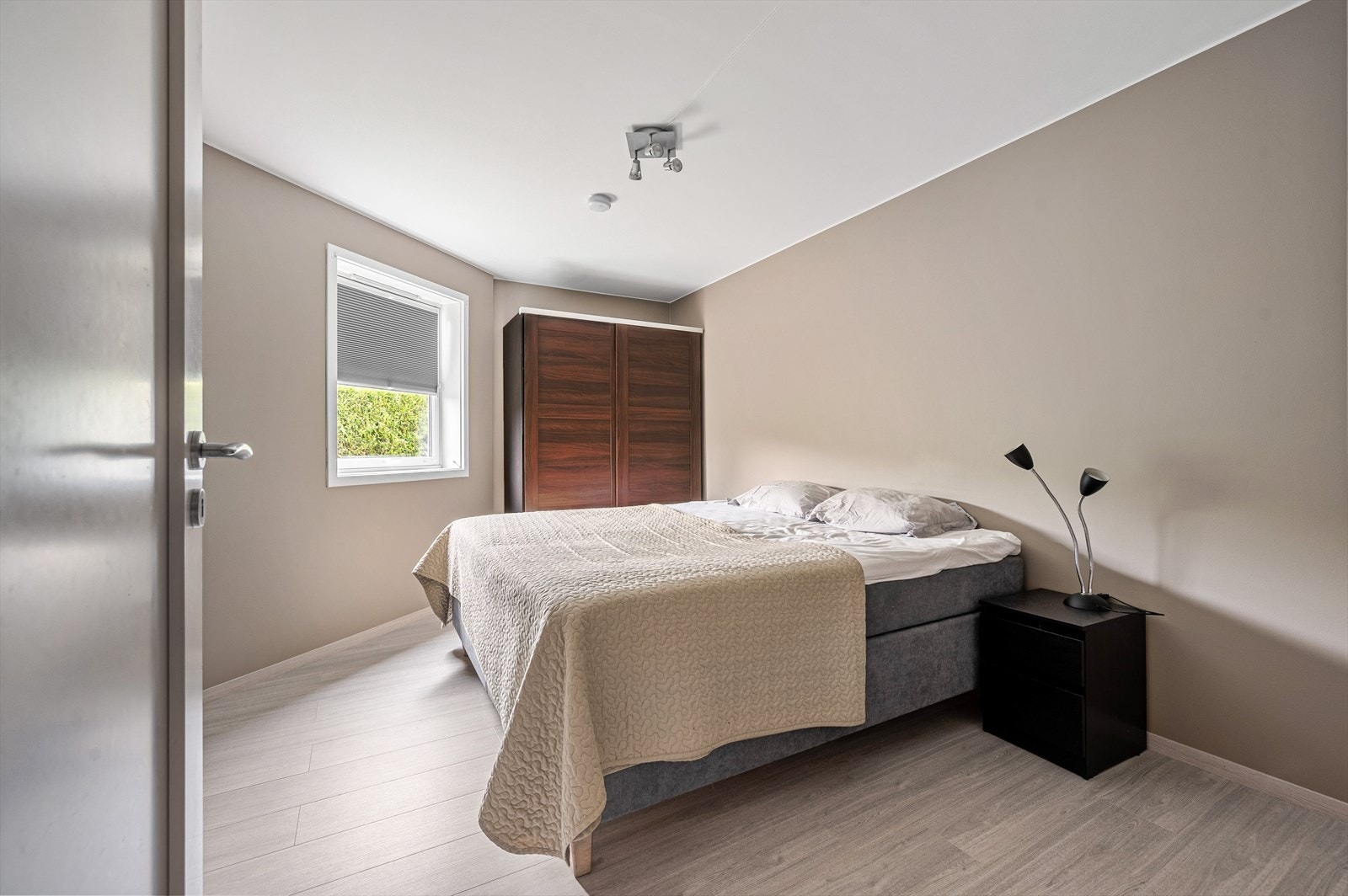 Hovedsoverom - romslig med god plass til både seng og oppbevaring. Galleribilde