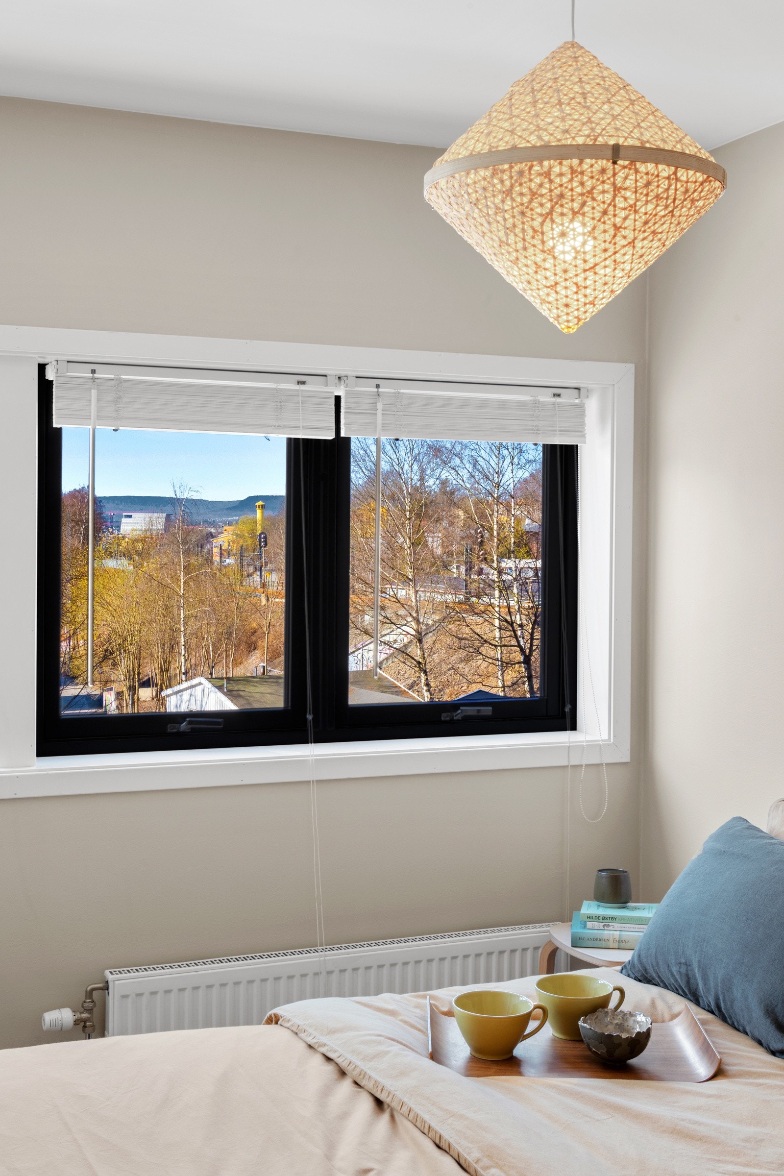 Veggene er nymalt i et tidløst fargevalg og gulvet er belagt med parkett. Galleribilde