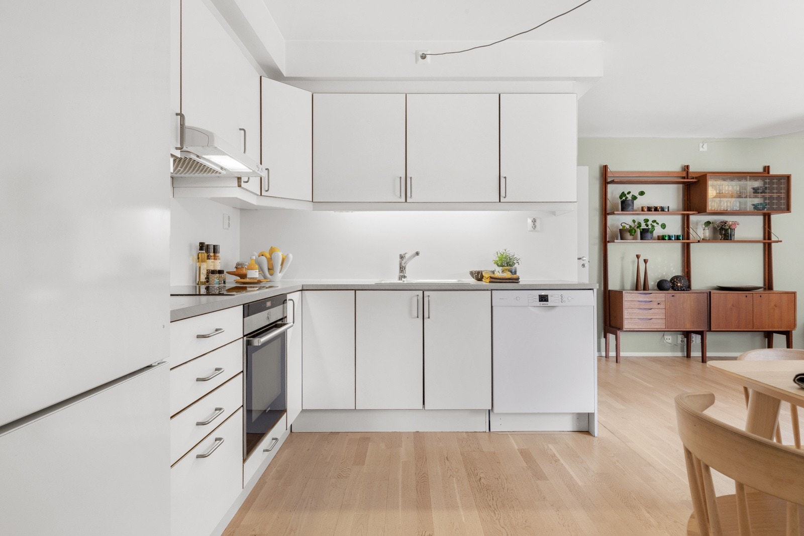 Lyst og romslig kjøkken med god benkeplass og rikelig oppbevaringsmuligheter i skapene. Galleribilde