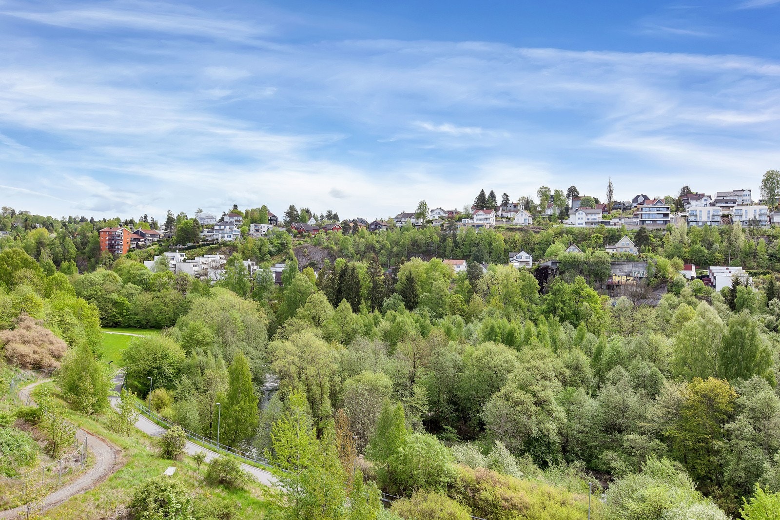 Det er flotte turområder i området som gir gode rekreasjonsmuligheter både sommer og vinter. Galleribilde