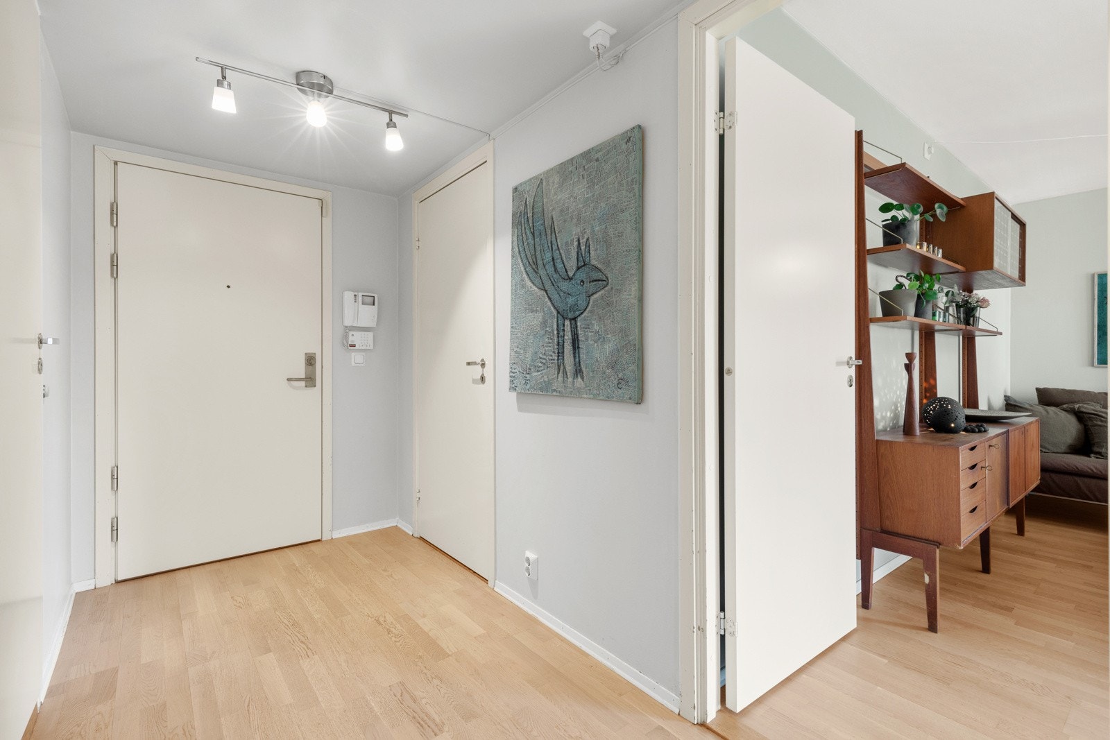 Når du kommer inn i boligen, er det første du møter en lys og innbydende entré. Galleribilde