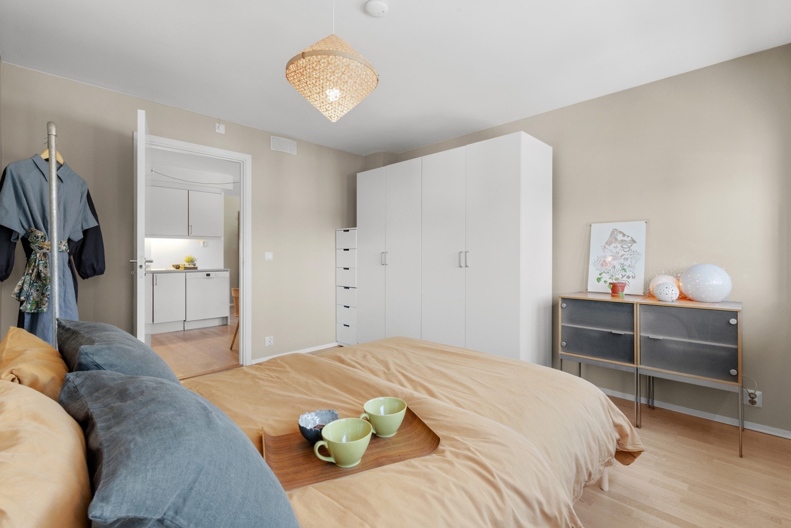 For ytterligere oppbevaringsplass er det satt inn en skyvedørsgarderobe. Galleribilde