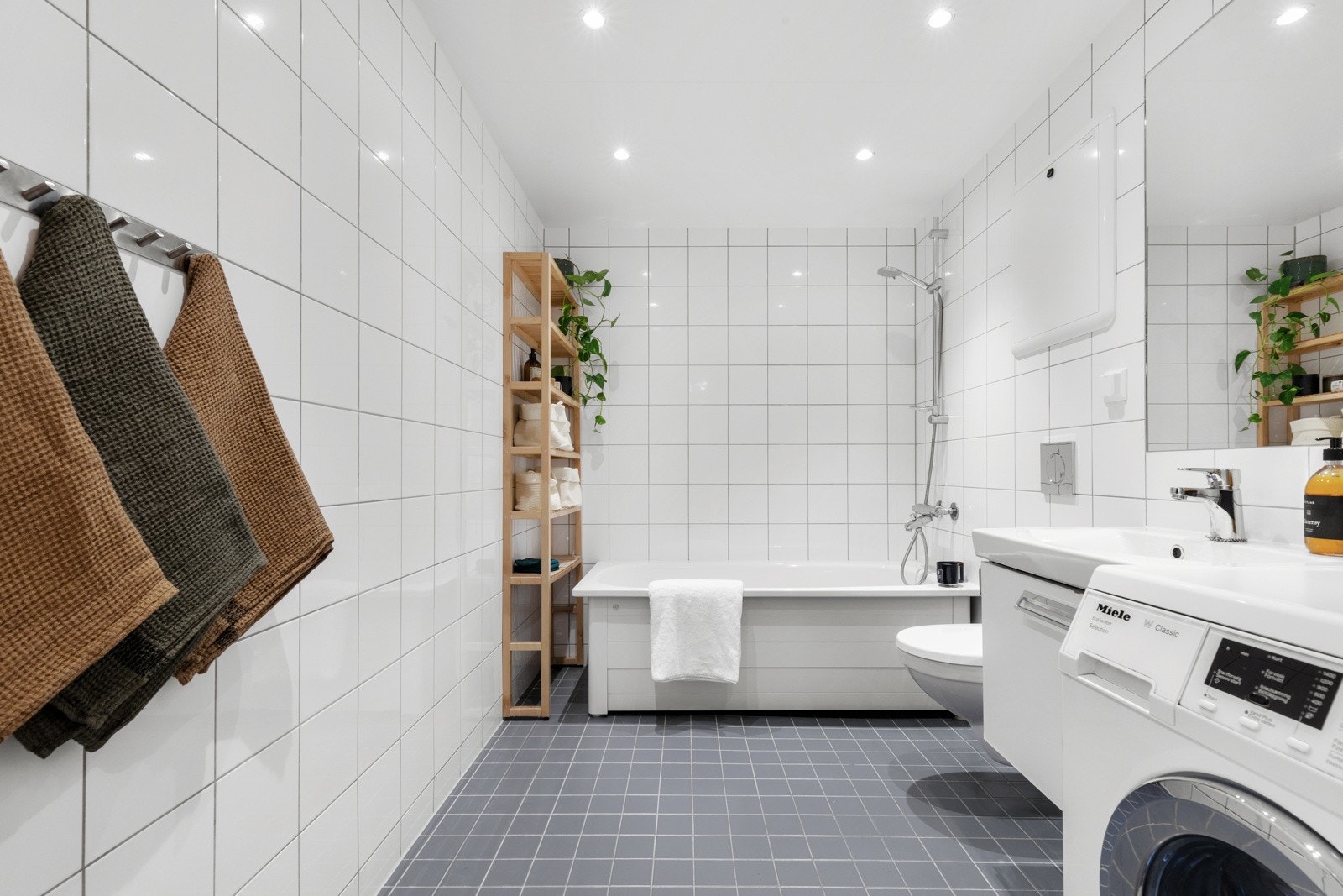 Lyst og flislagt bad fra 2012 med behagelig gulvvarme. Galleribilde