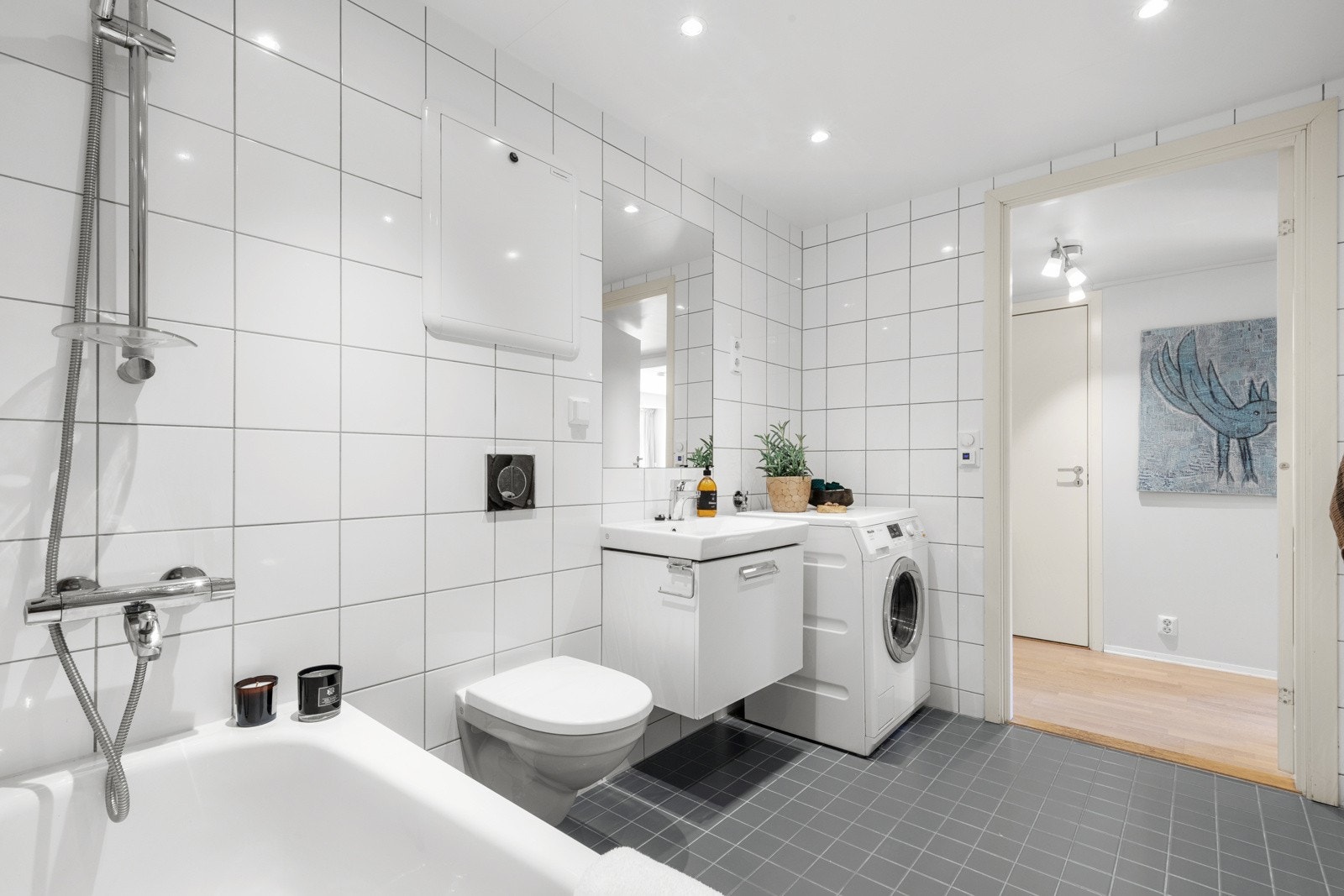 Videre er det opplegg for både vaskemaskin, så her har du alt du trenger på baderommet! Galleribilde