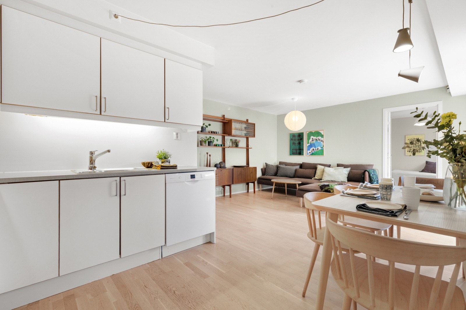 Hvitevarene som stekeovn, platetopp, oppvaskmaskin og kjøleskap med fryserdel medfølger handelen. Galleribilde