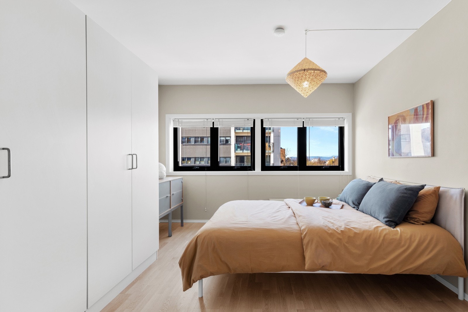 Hovedsoverommet er romslig og med god plass til dobbeltseng, nattbord på hver side og garderobeskap. Galleribilde